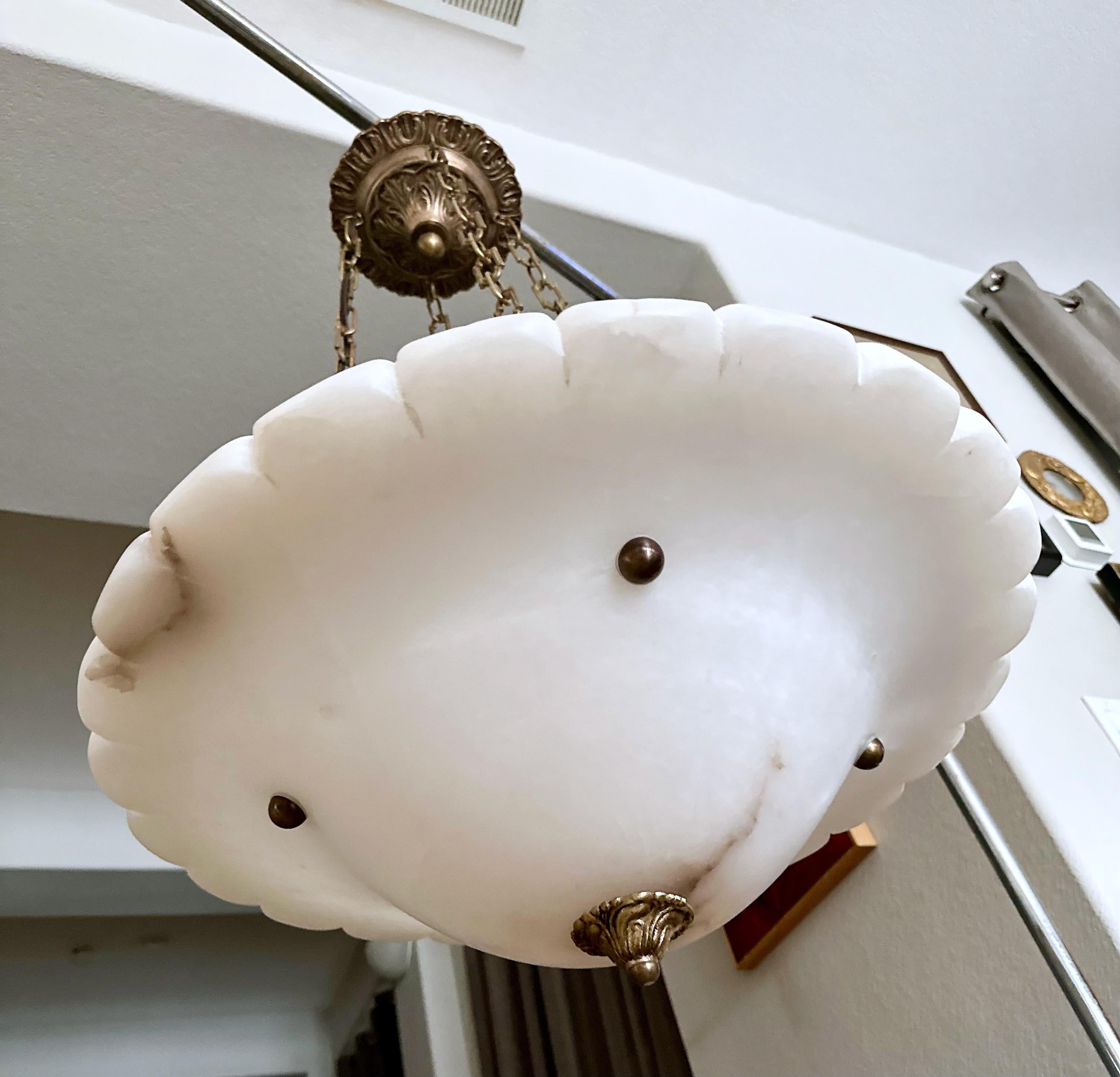 Grande lampadario a sospensione in alabastro in stile Directoire francese in vendita 1