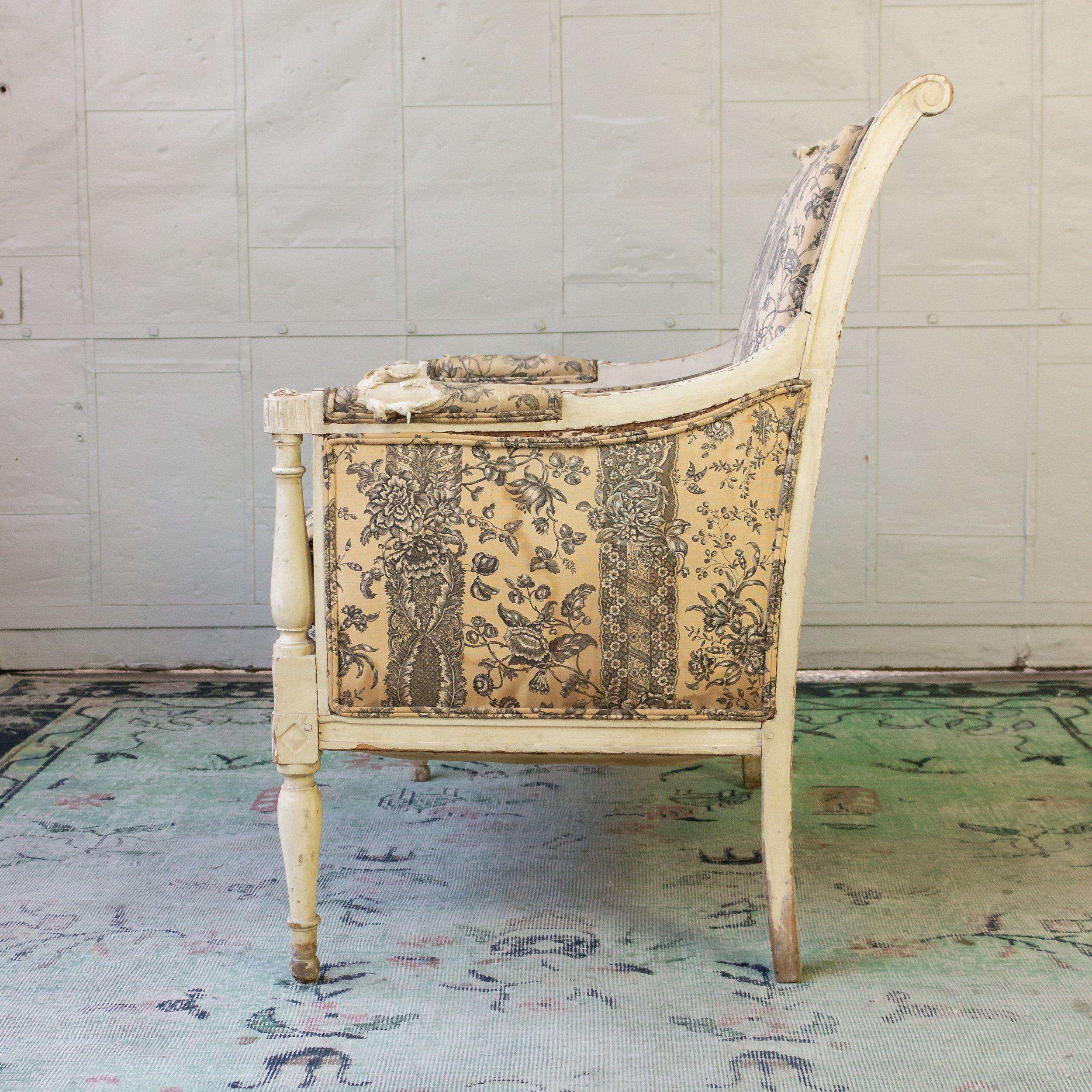 Großer französischer Sessel im Directoire-Stil im Zustand „Relativ gut“ im Angebot in Buchanan, NY