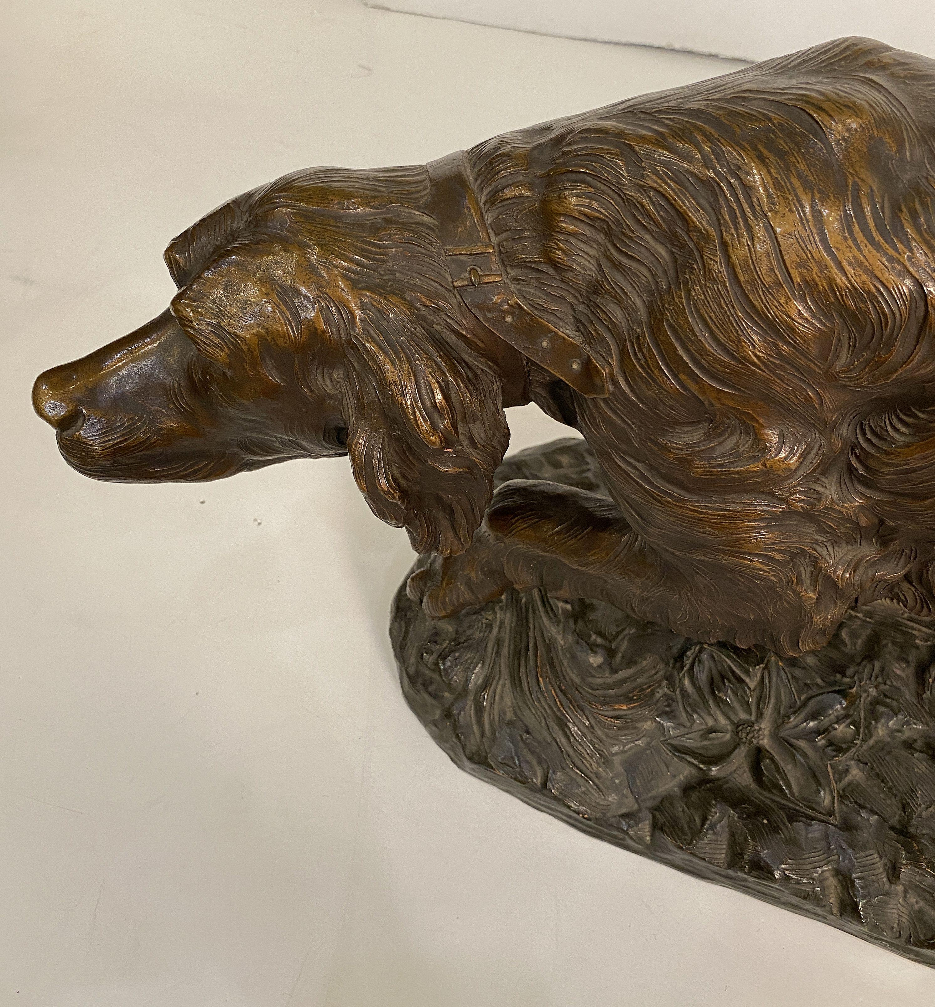 Grande sculpture française de chien sur piédestal en vente 4