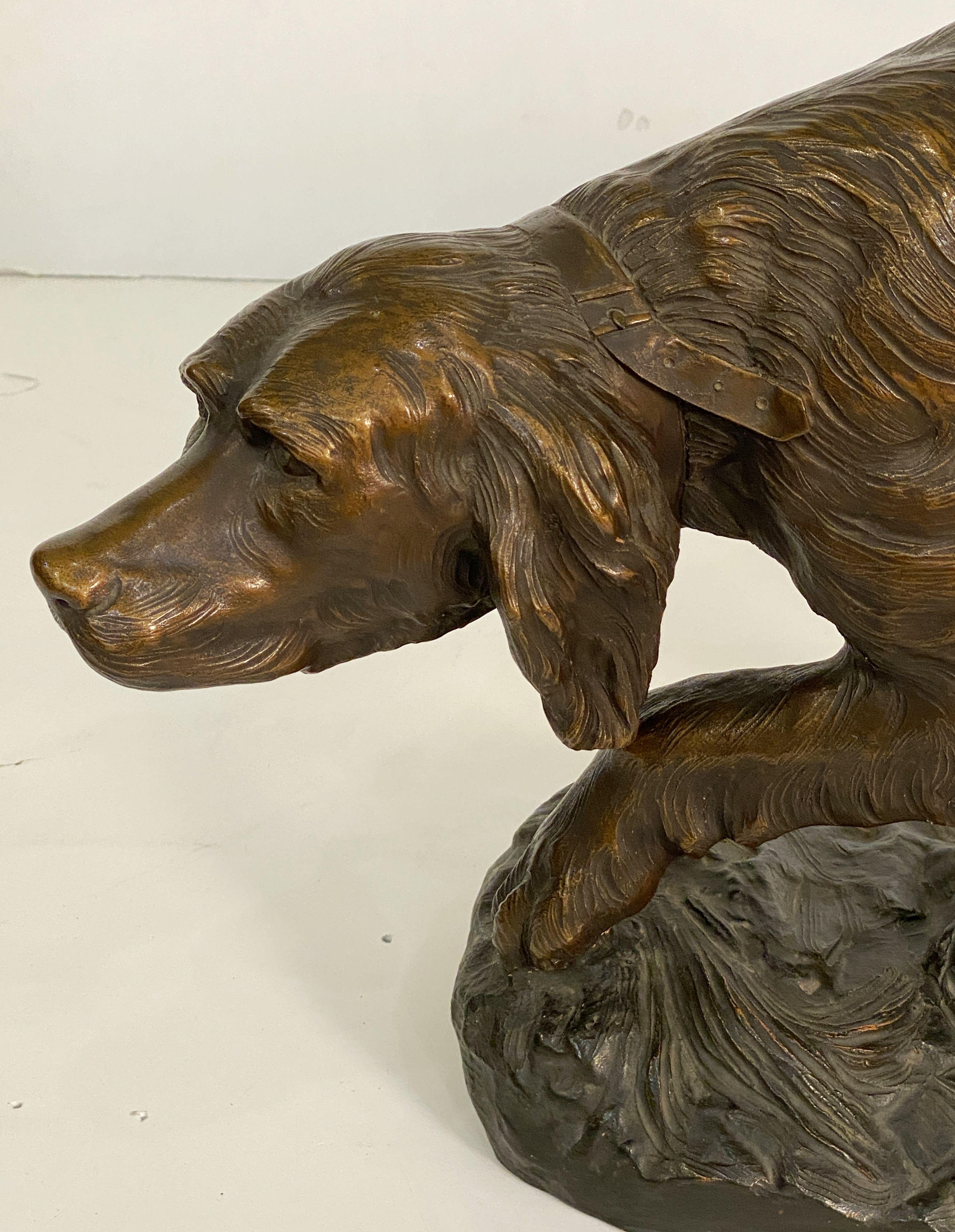 Grande sculpture française de chien sur piédestal en vente 8