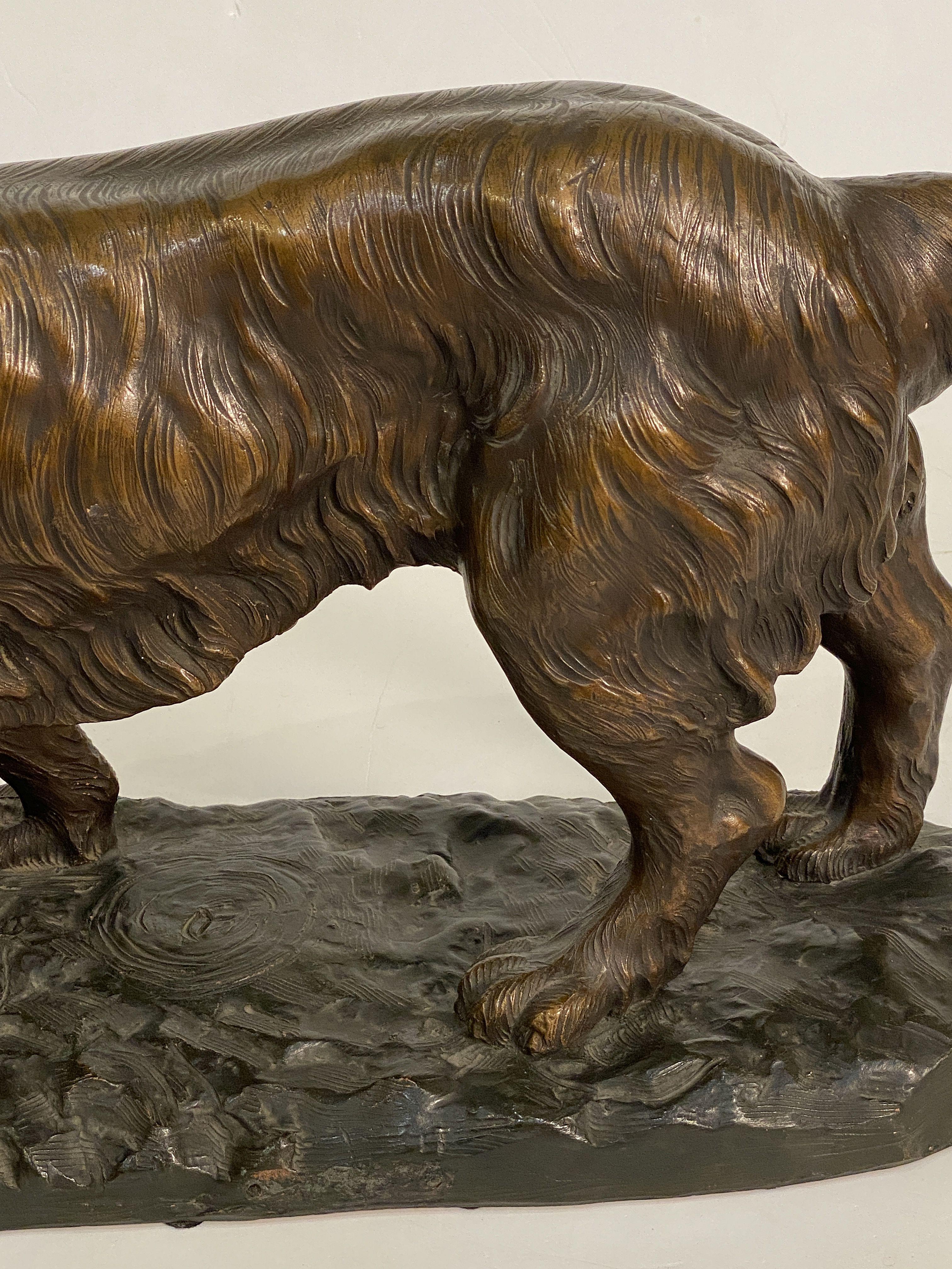 Grande sculpture française de chien sur piédestal en vente 10