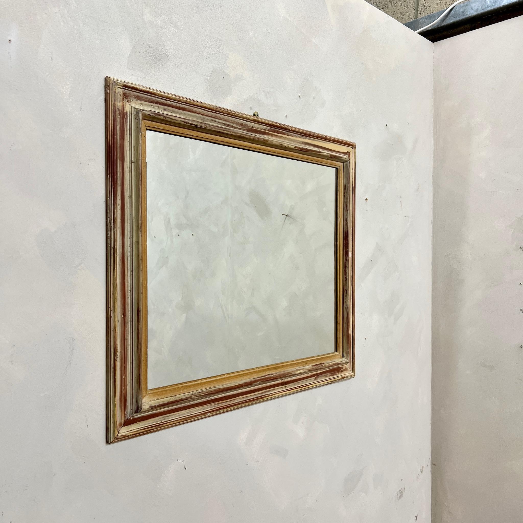 Grand miroir à la peinture grattée et au cadre superposé.
Avec une plaque miroir récemment introduite.
Peut être accroché en orientation portrait ou paysage.

France, vers 1910.

80.5 x 70cm
Veuillez envoyer un message si vous avez besoin de plus