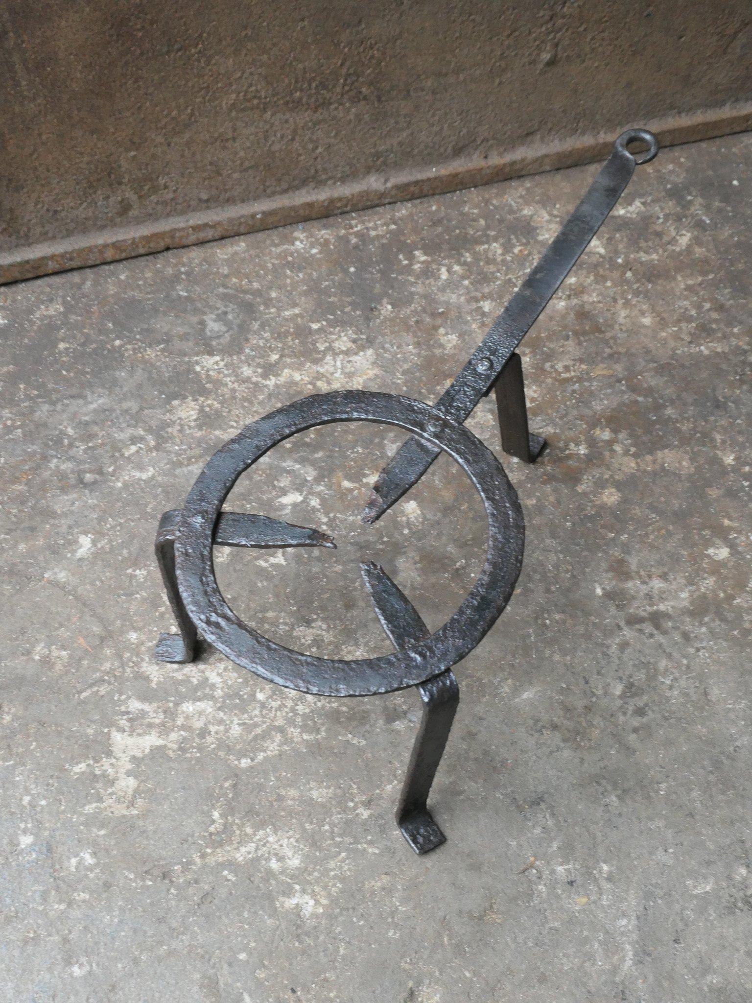 Dessous de plat d'époque néoclassique française des XVIIe et XVIIIe siècles. 

Il sert à réchauffer une casserole ou à la maintenir au chaud devant le feu. En bon état de fonctionnement.