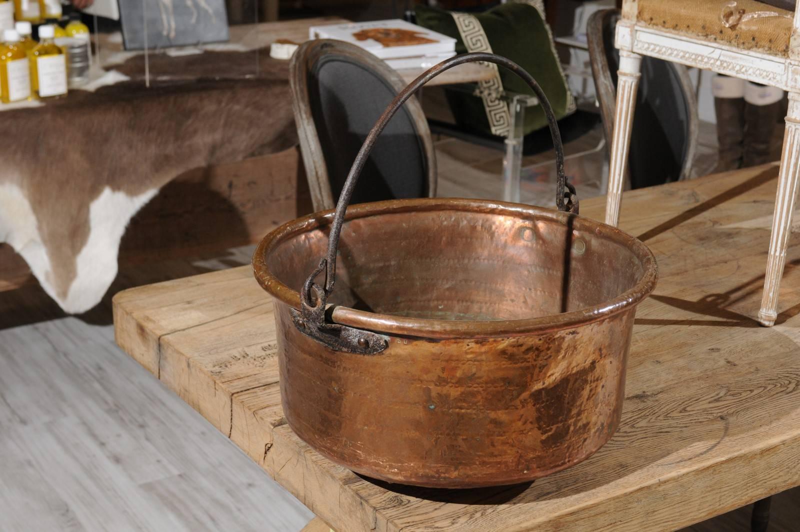 Large French Early 20th Century Circular Copper Pot with Iron Handle In Good Condition In Atlanta, GA