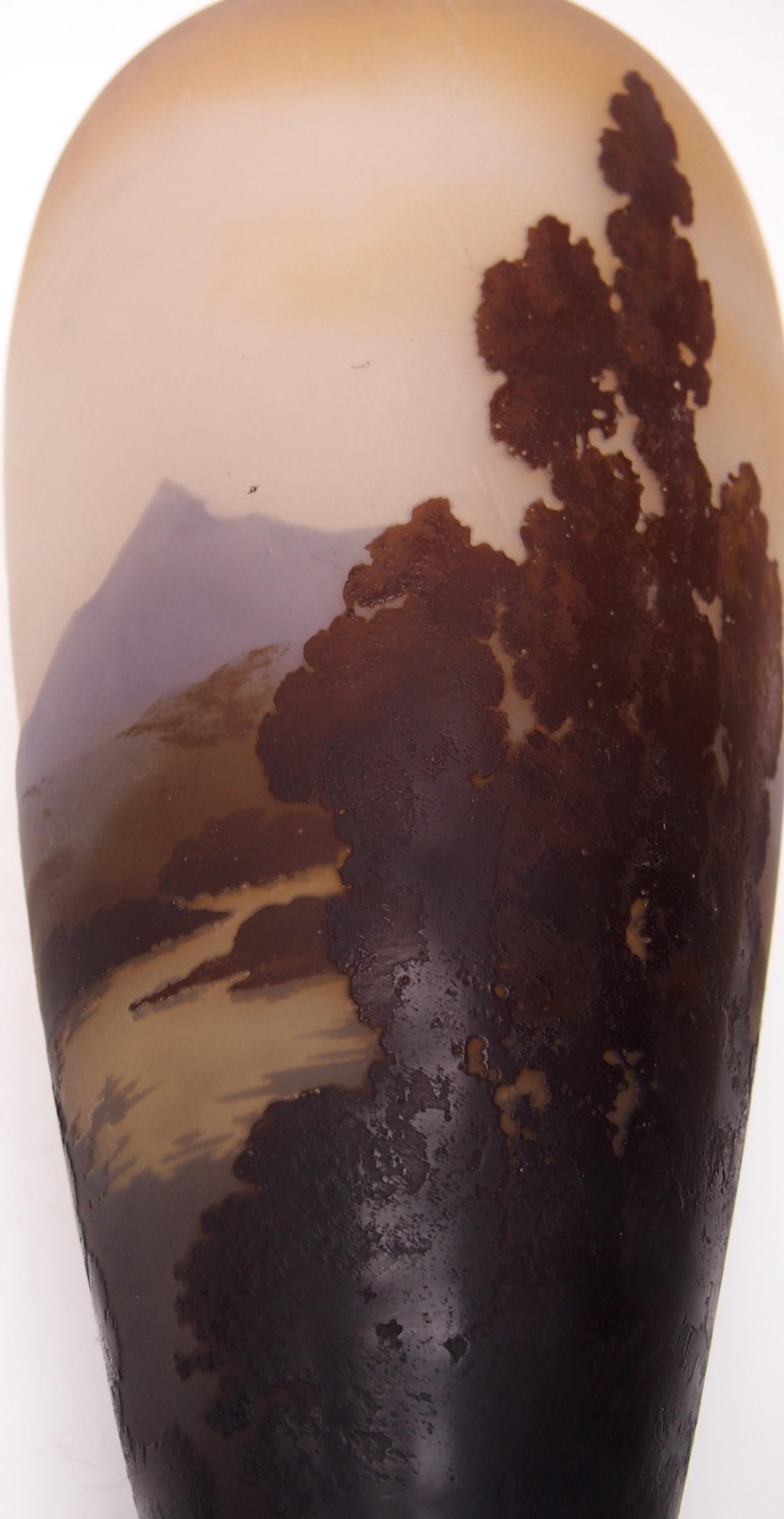 Grand vase en verre camée Emile Galle, paysage de montagne et de lac, c1925 en vente 3
