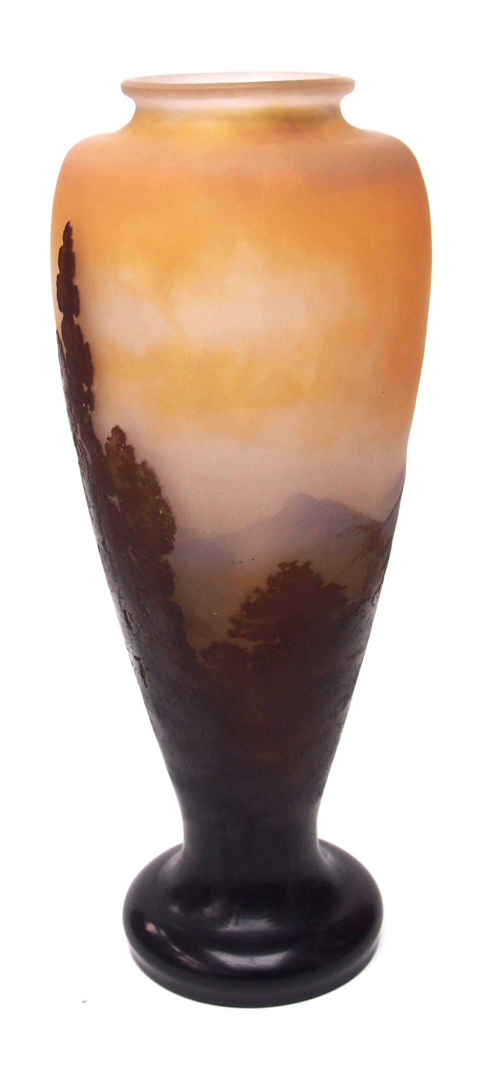 Exceptionnel grand vase Art Nouveau Emile Galle Camée 'montagne bleue'. Le grand vase est en brun et violet pâle sur pêche - un coloris très inhabituel. Elle représente des arbres brun foncé finement détaillés contre une chaîne de montagnes violet