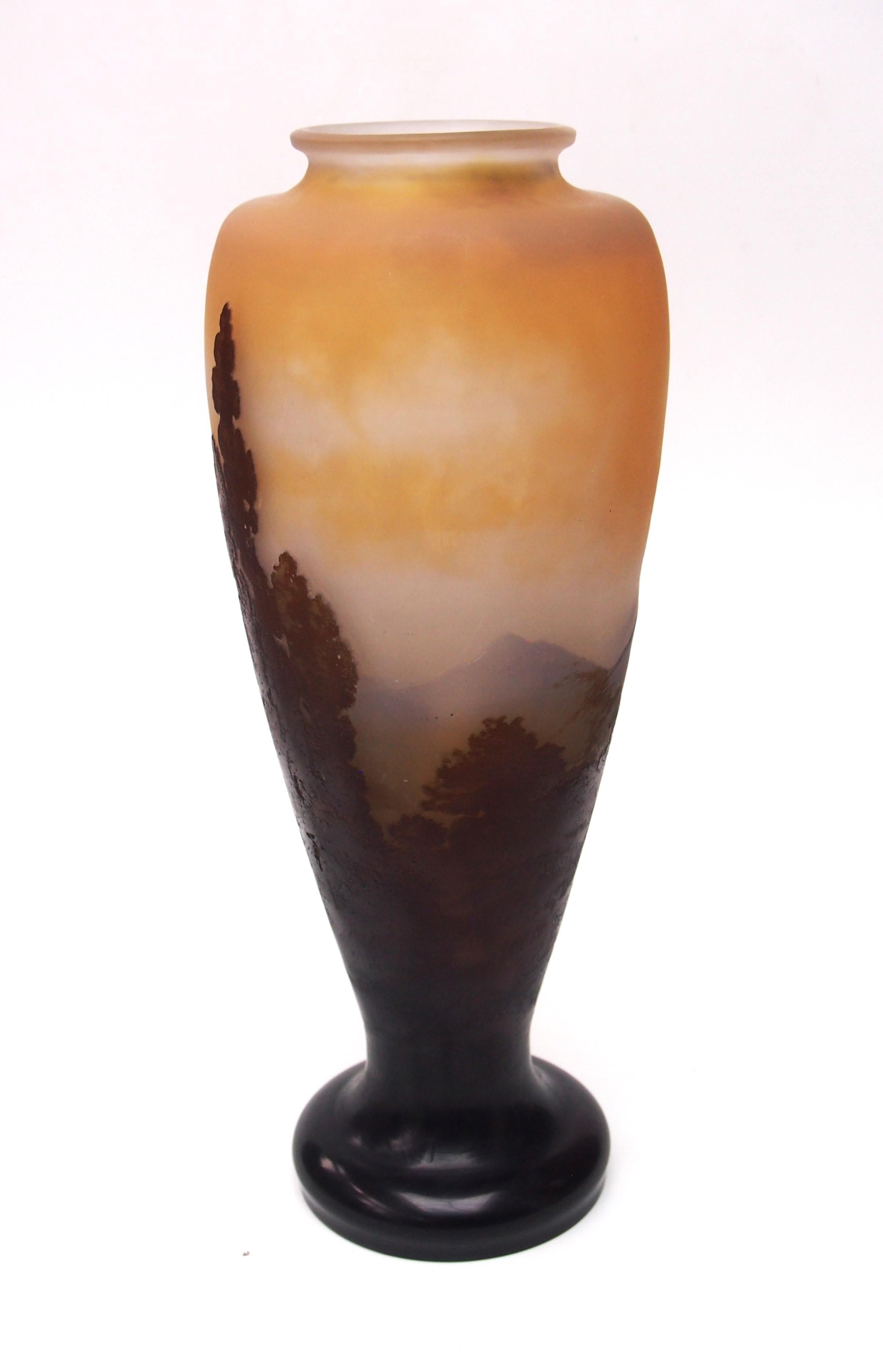 Außergewöhnliche große Art Nouveau Emile Galle Cameo 'blauen Berg' Landschaft Vase. Die große Vase ist in Braun- und Blasslila-Tönen über Pfirsich gehalten - eine sehr ungewöhnliche Farbgebung. Es zeigt fein gezeichnete dunkelbraune Bäume vor einer