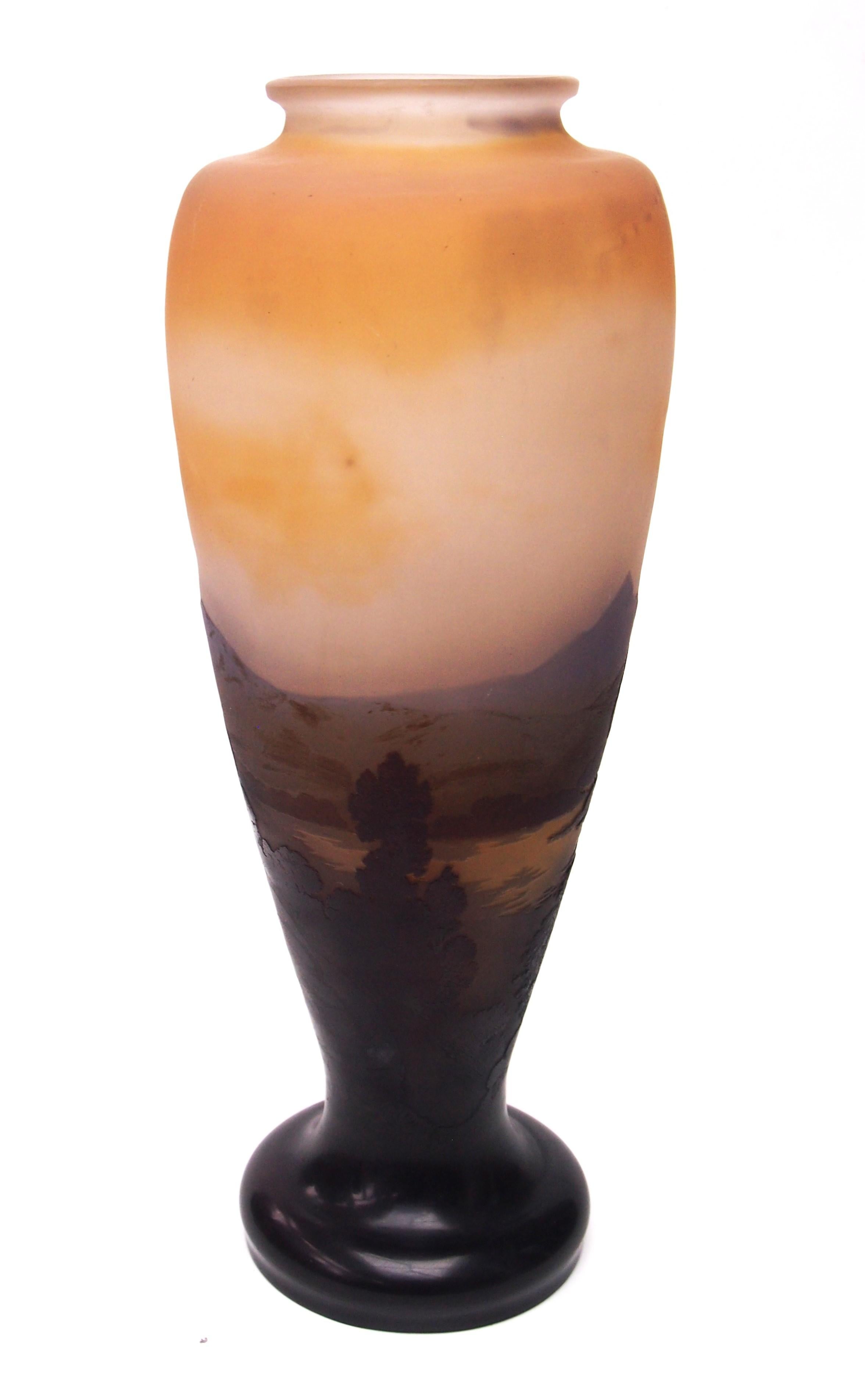 Große französische Vase aus Kamee-Glas von Emile Galle mit blauer Berg- und Seelandschaft, um 1925 (Art nouveau) im Angebot