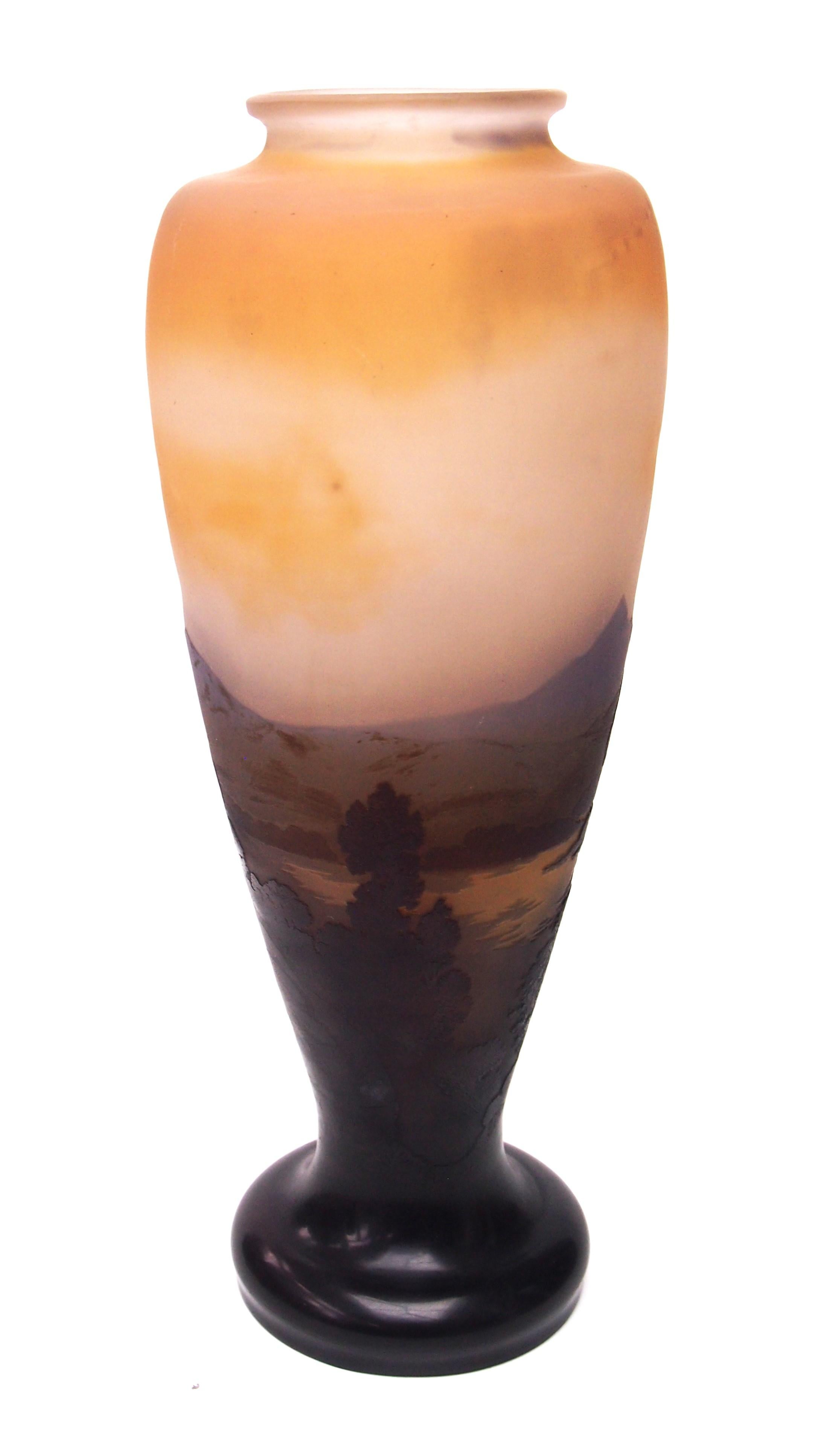 Français Grand vase en verre camée Emile Galle, paysage de montagne et de lac, c1925 en vente