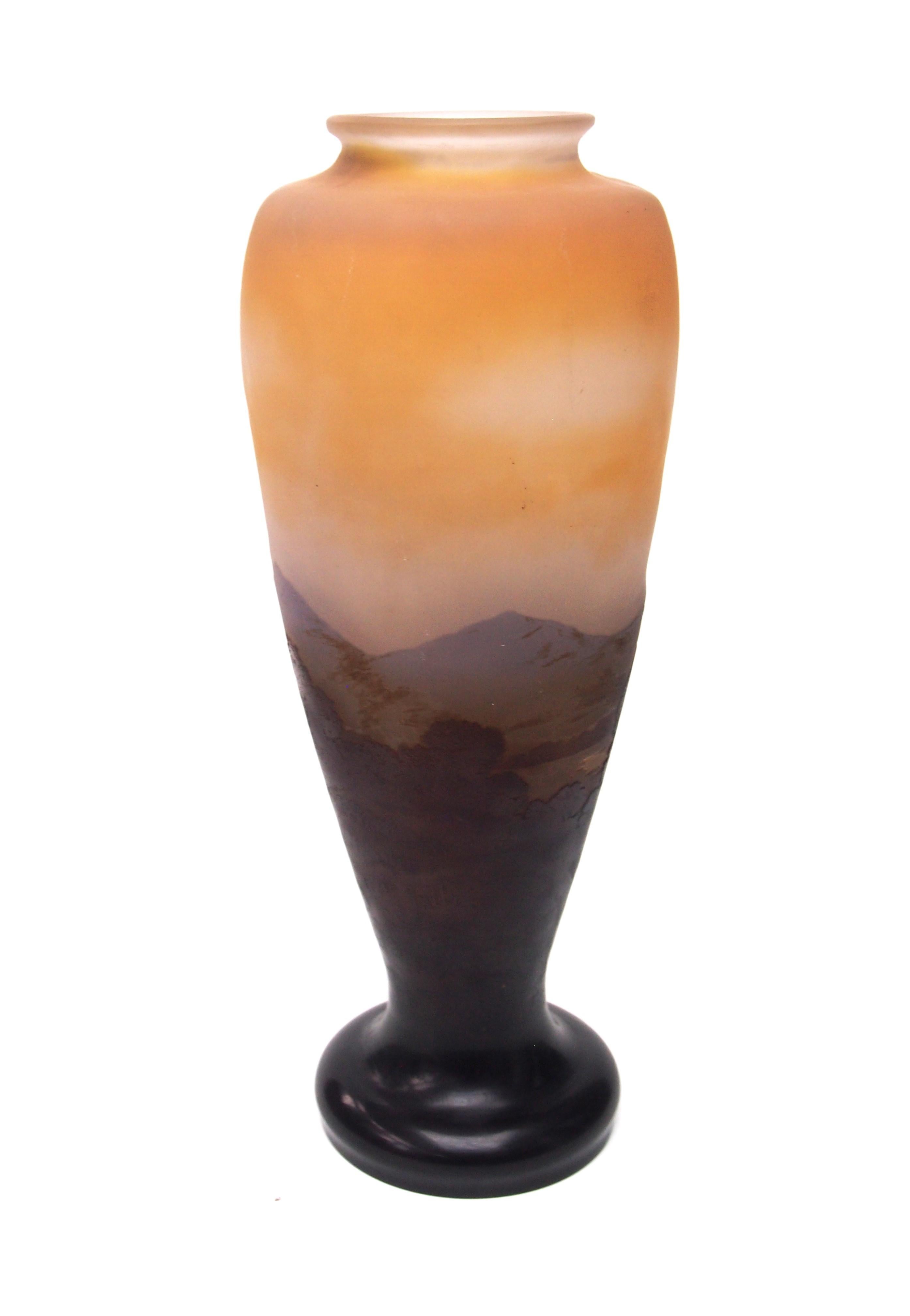 Große französische Vase aus Kamee-Glas von Emile Galle mit blauer Berg- und Seelandschaft, um 1925 (Französisch) im Angebot