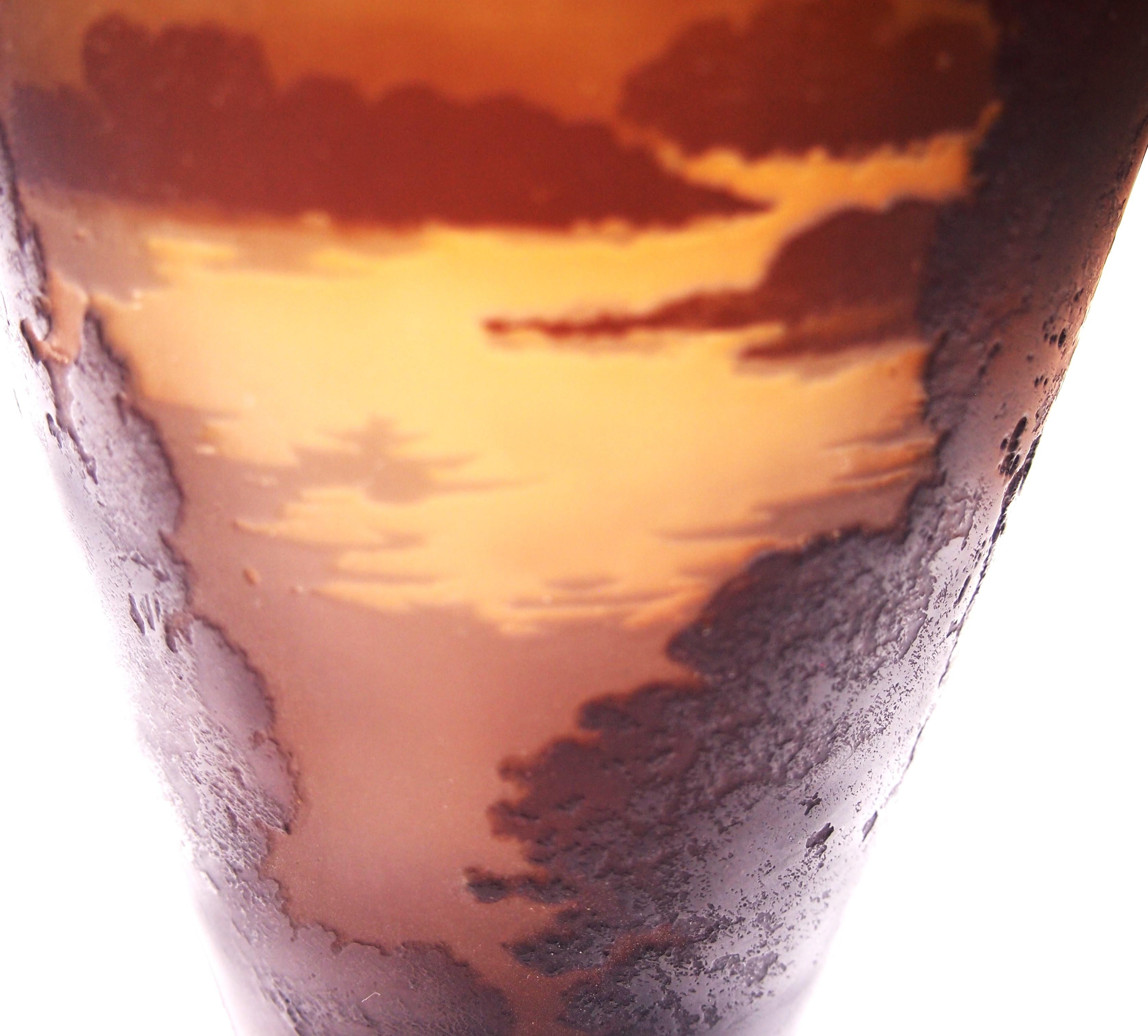 Grand vase en verre camée Emile Galle, paysage de montagne et de lac, c1925 en vente 1