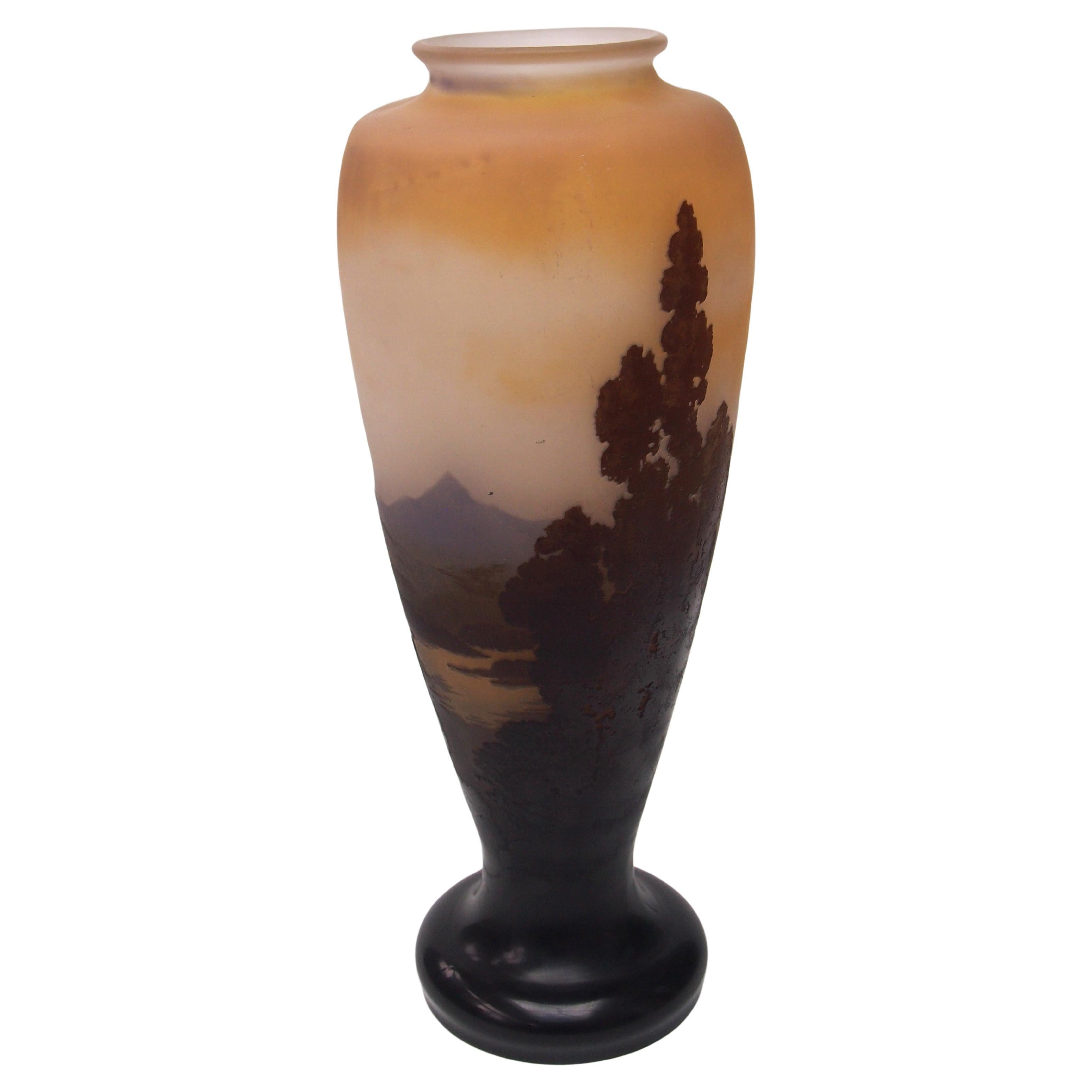 Gran jarrón francés de vidrio camafeo Emile Galle Paisaje montañoso y lacustre azul c1925