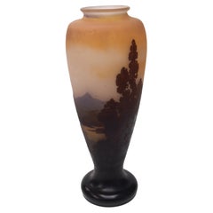 Große französische Vase aus Kamee-Glas von Emile Galle mit blauer Berg- und Seelandschaft, um 1925