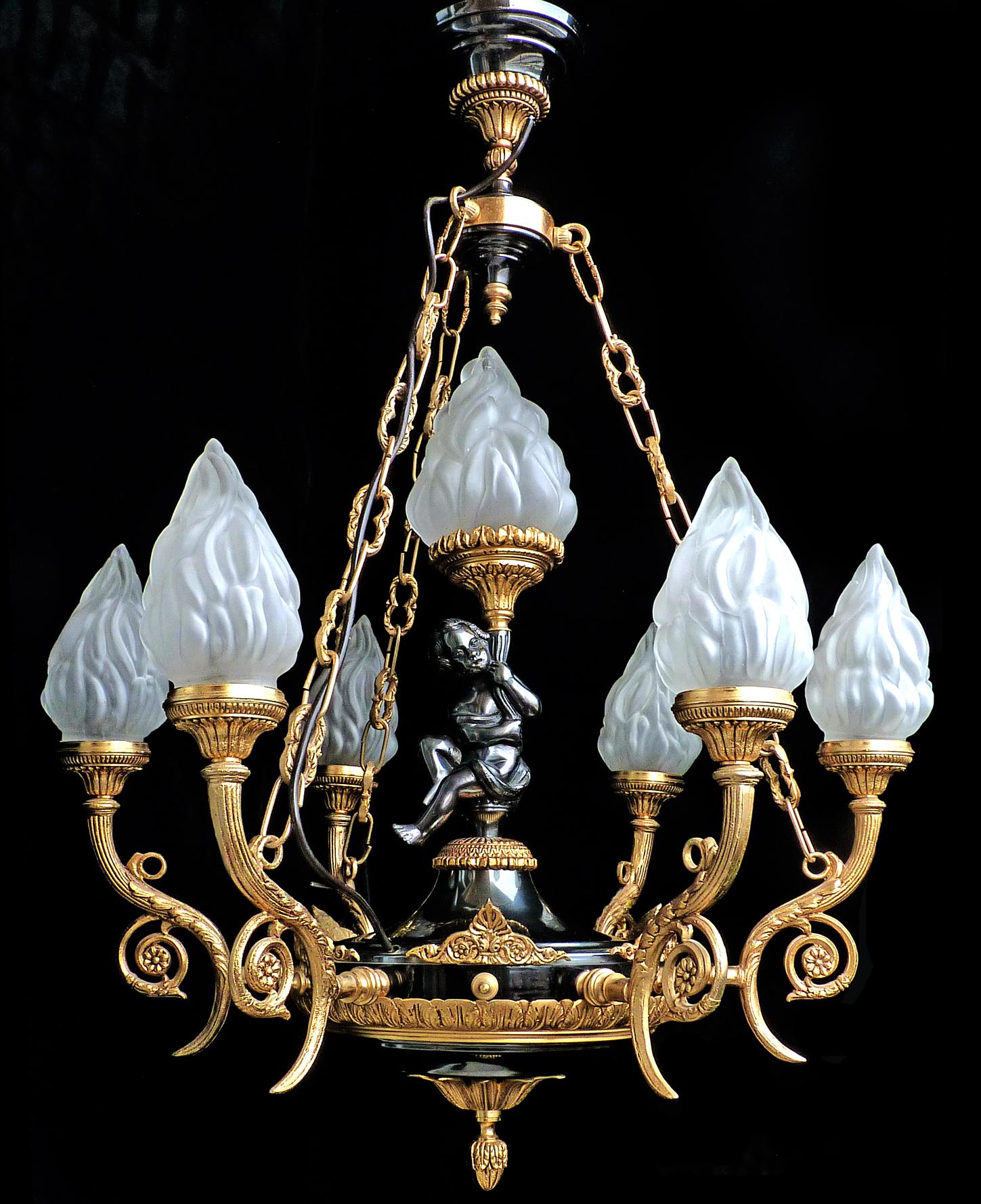 Französisches Empire-Kronleuchter, Cherub, patinierte und vergoldete Bronze, 7-Licht, Putten (Gegossen)