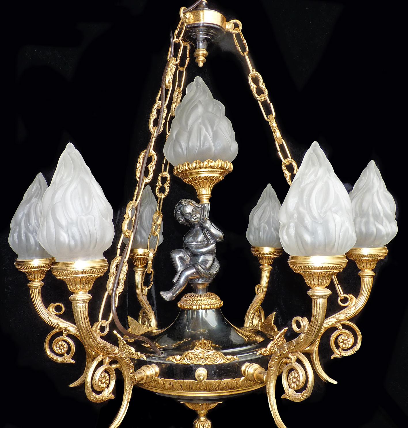 Französisches Empire-Kronleuchter, Cherub, patinierte und vergoldete Bronze, 7-Licht, Putten (20. Jahrhundert)