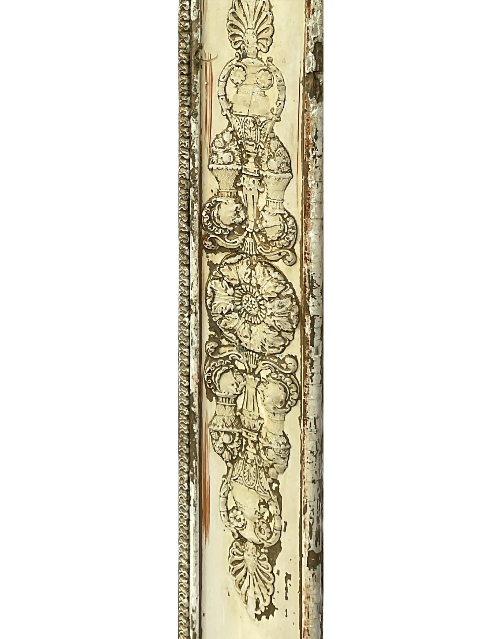 Großer französischer Empire-Spiegel mit getragener vergoldeter Oberfläche (Holz) im Angebot