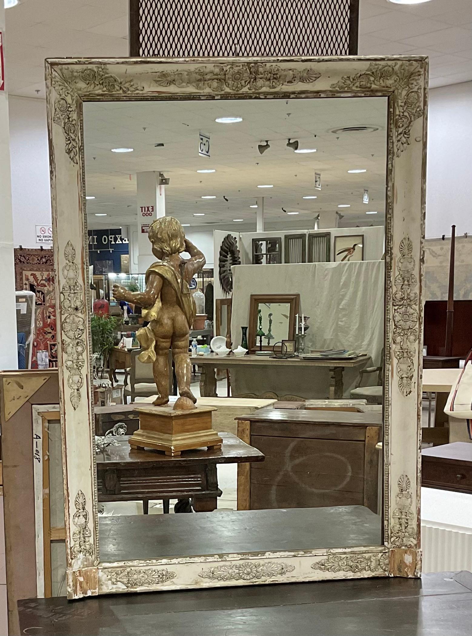 Grand miroir Empire français avec finition dorée et usée en vente 3
