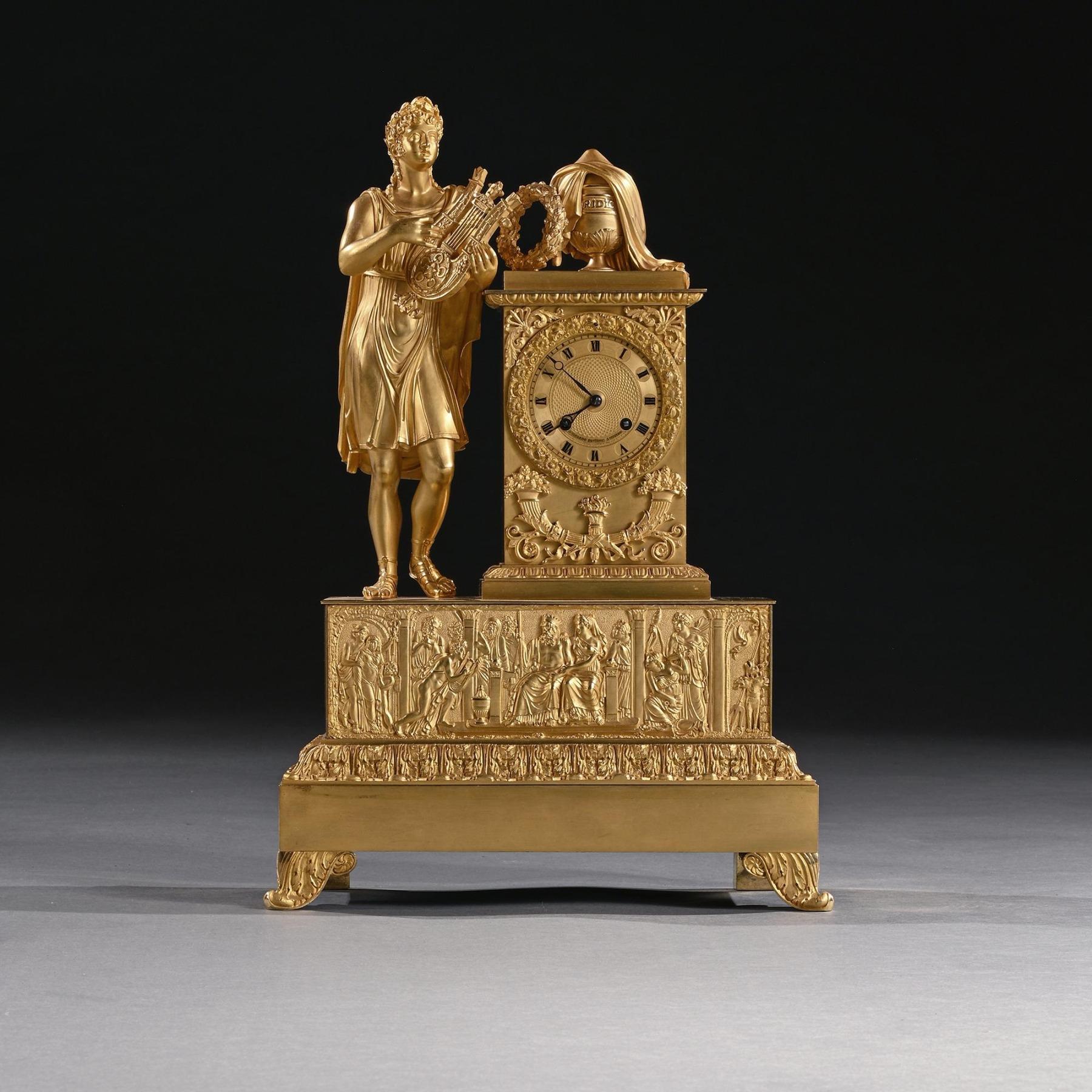 Une grande et impressionnante pendule de cheminée en bronze doré de la période Empire français, d'une qualité et d'une couleur exceptionnelles.

Français (peut-être vendu au détail en Italie) - Circa 1820.

Le boîtier en bronze doré, finement ciselé