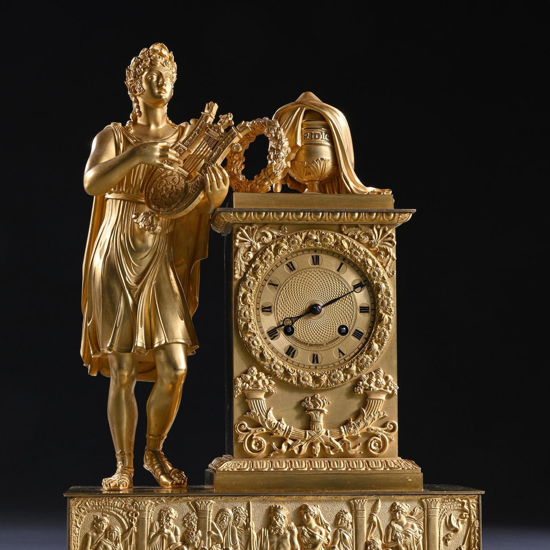 Début du XIXe siècle Grande horloge de chemine figurative franaise d'poque Empire en bronze dor d'une qualit exceptionnelle en vente