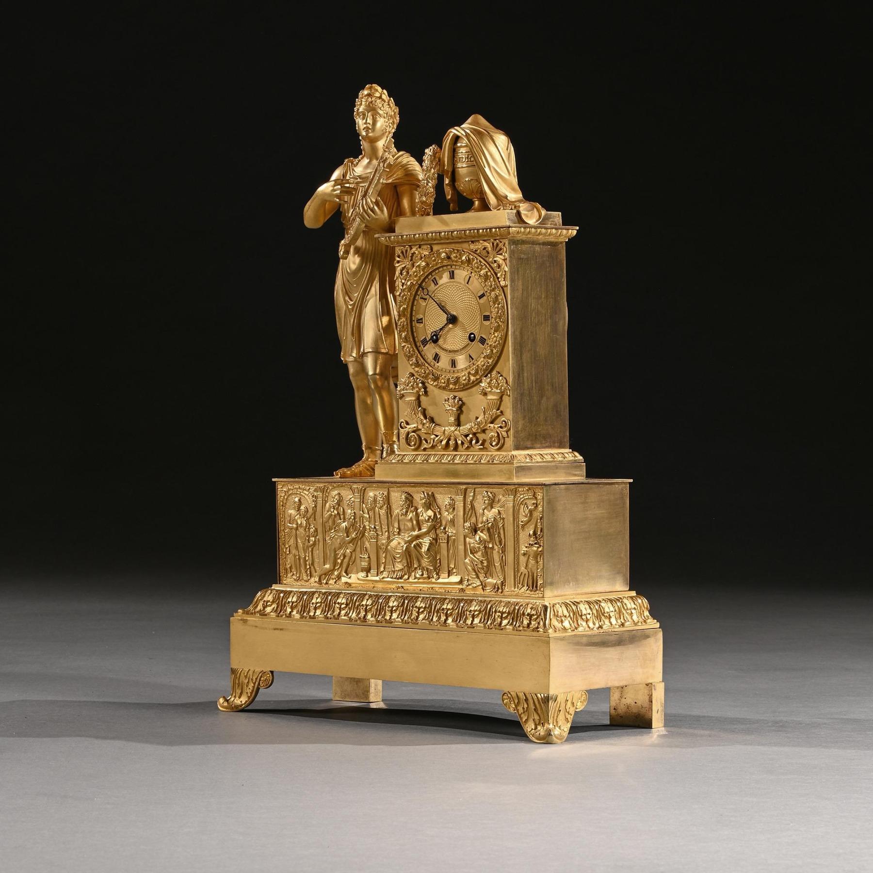 Grande horloge de chemine figurative franaise d'poque Empire en bronze dor d'une qualit exceptionnelle en vente 3