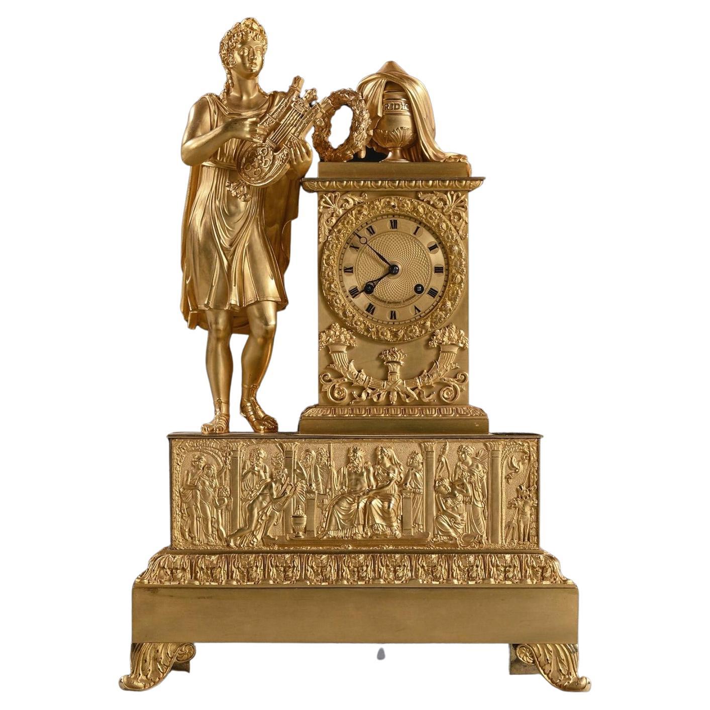 Grande horloge de chemine figurative franaise d'poque Empire en bronze dor d'une qualit exceptionnelle en vente