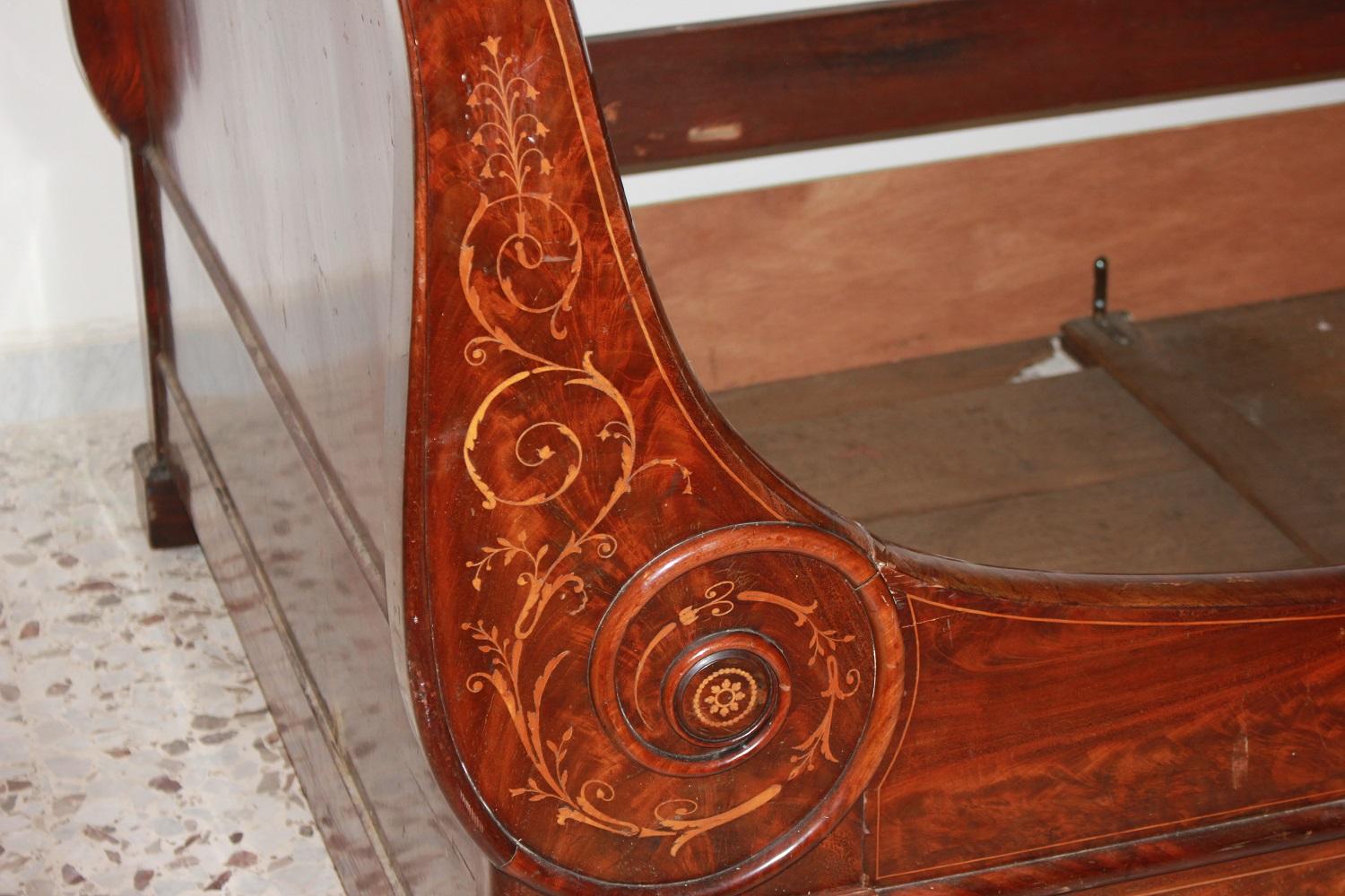 Large French sleigh bed from the first half of the 19th century, Charles X style, made of rosewood. Features rich inlaid patterns.

Origin: France

Period: First half of the 1800s

Style: Charles X

Dimensions: 212x131x108h cm