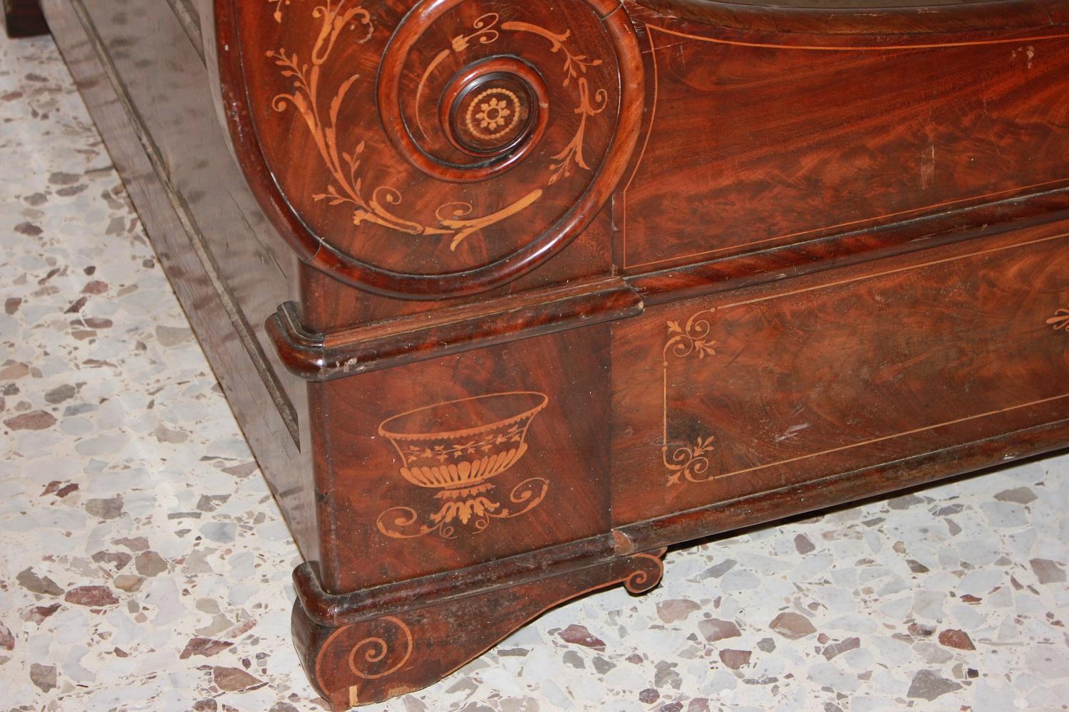 Large French Empire Sleigh Bed in Rosewood, Charles X Style In Good Condition For Sale In Barletta, IT
