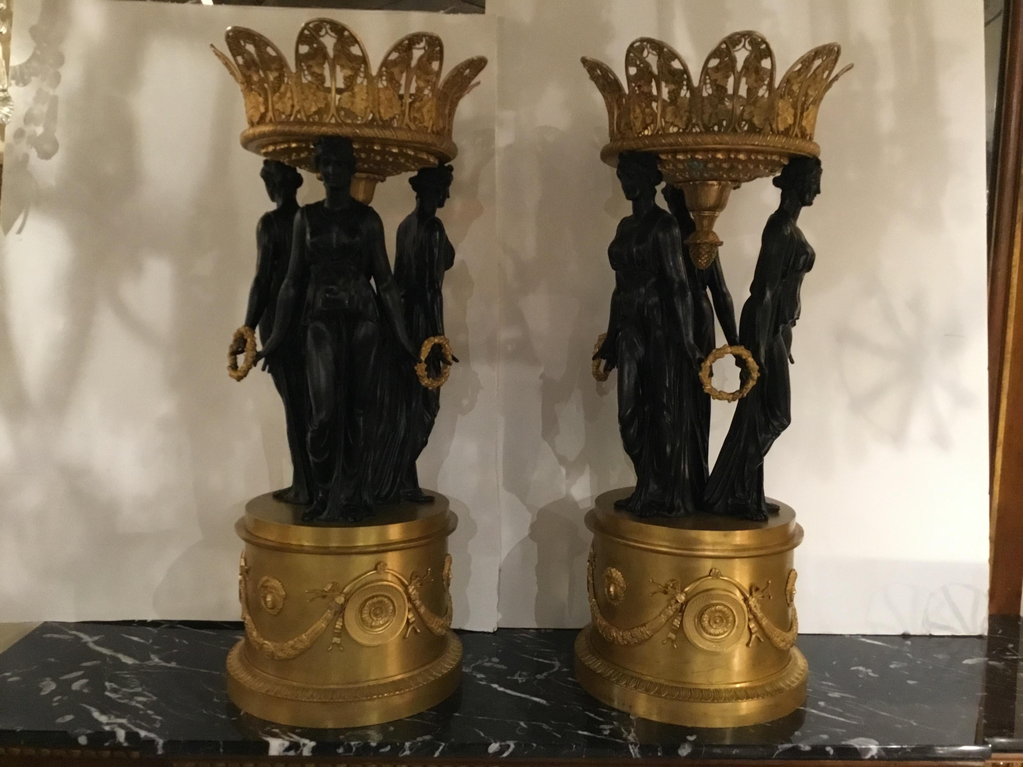 Néoclassique Paire de  Centres de table Empire français en bronze patiné et bronze doré en vente