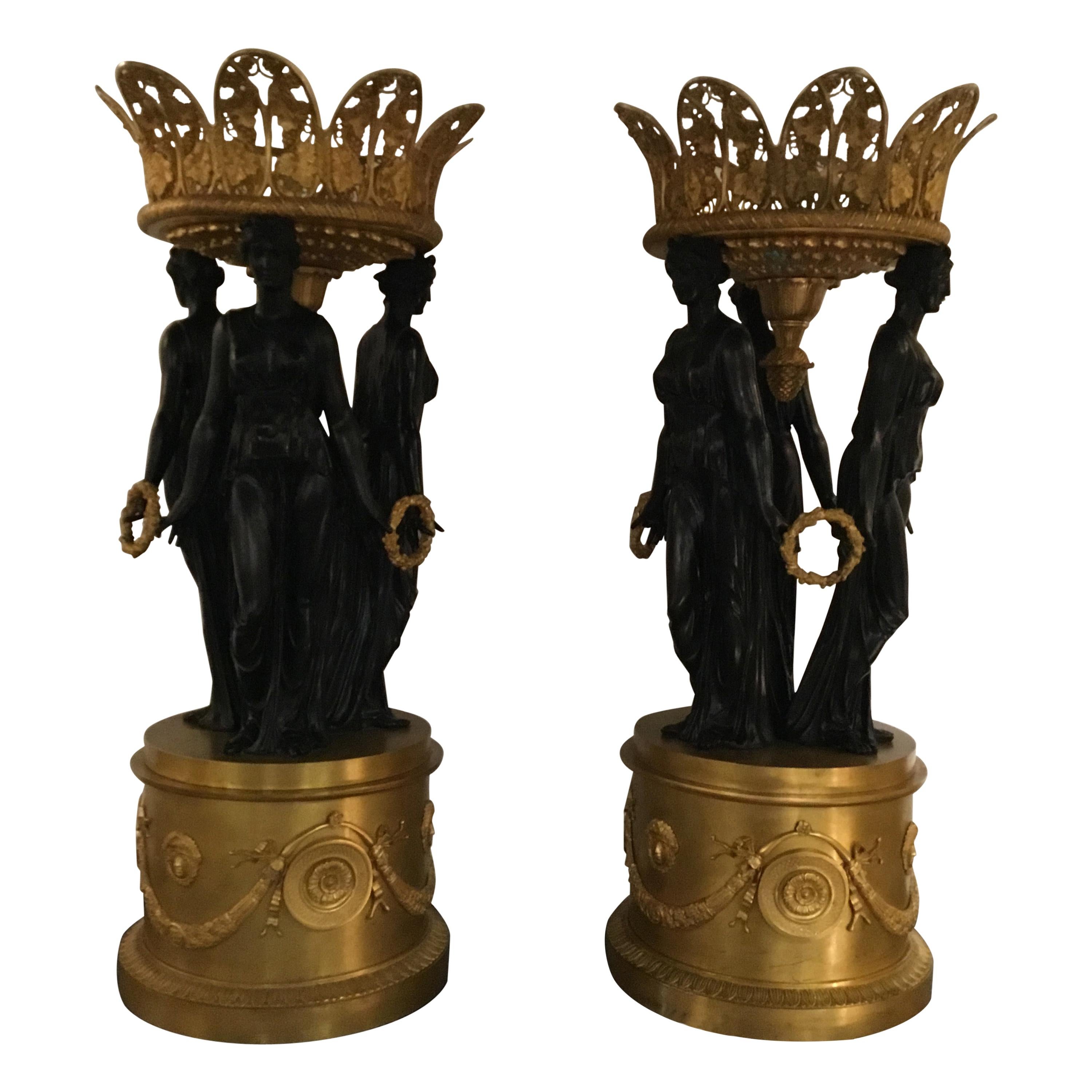 Paire de  Centres de table Empire français en bronze patiné et bronze doré en vente