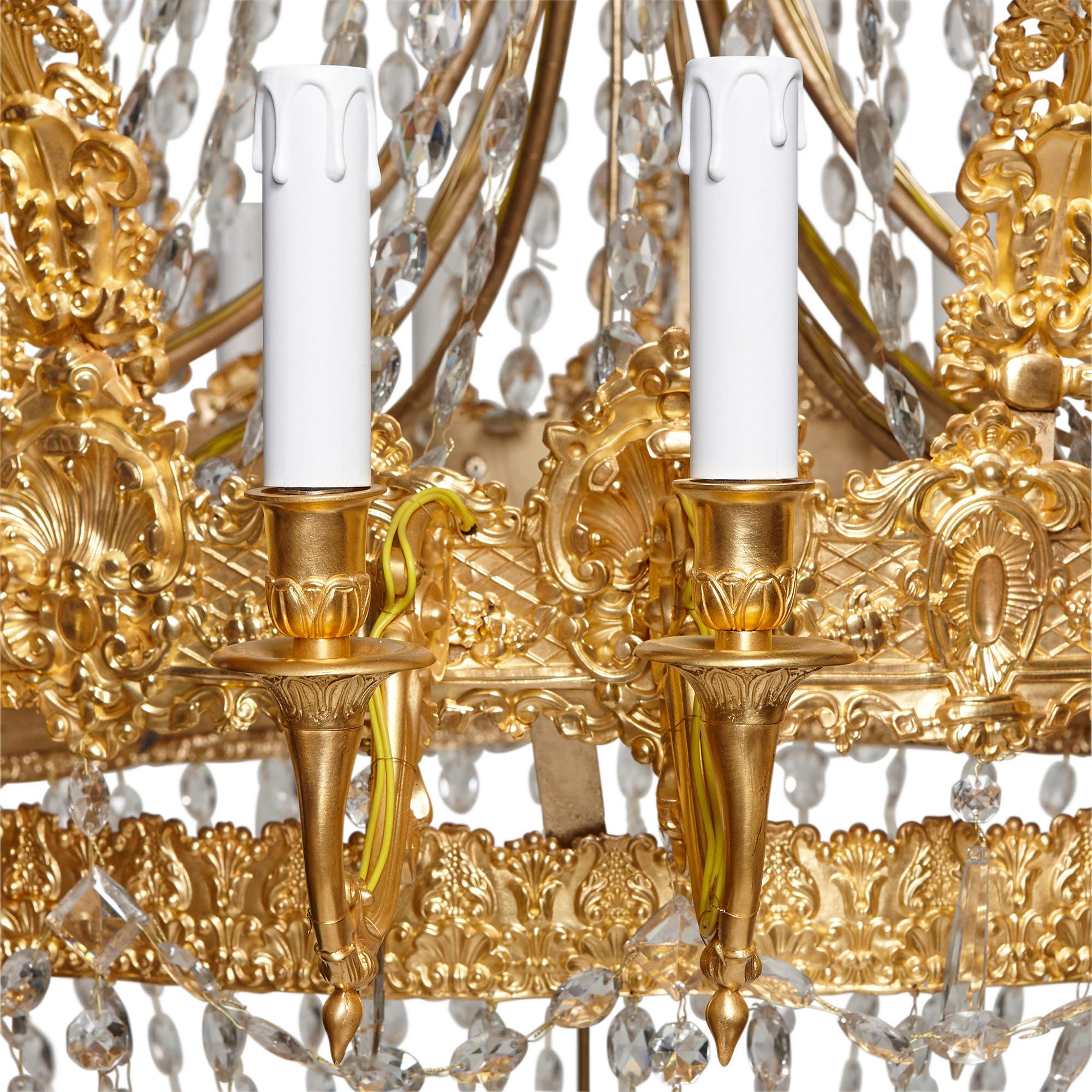 Großer französischer Empire-Stil Glas und vergoldete Bronze 18-Licht-Kronleuchter (Facettiert) im Angebot