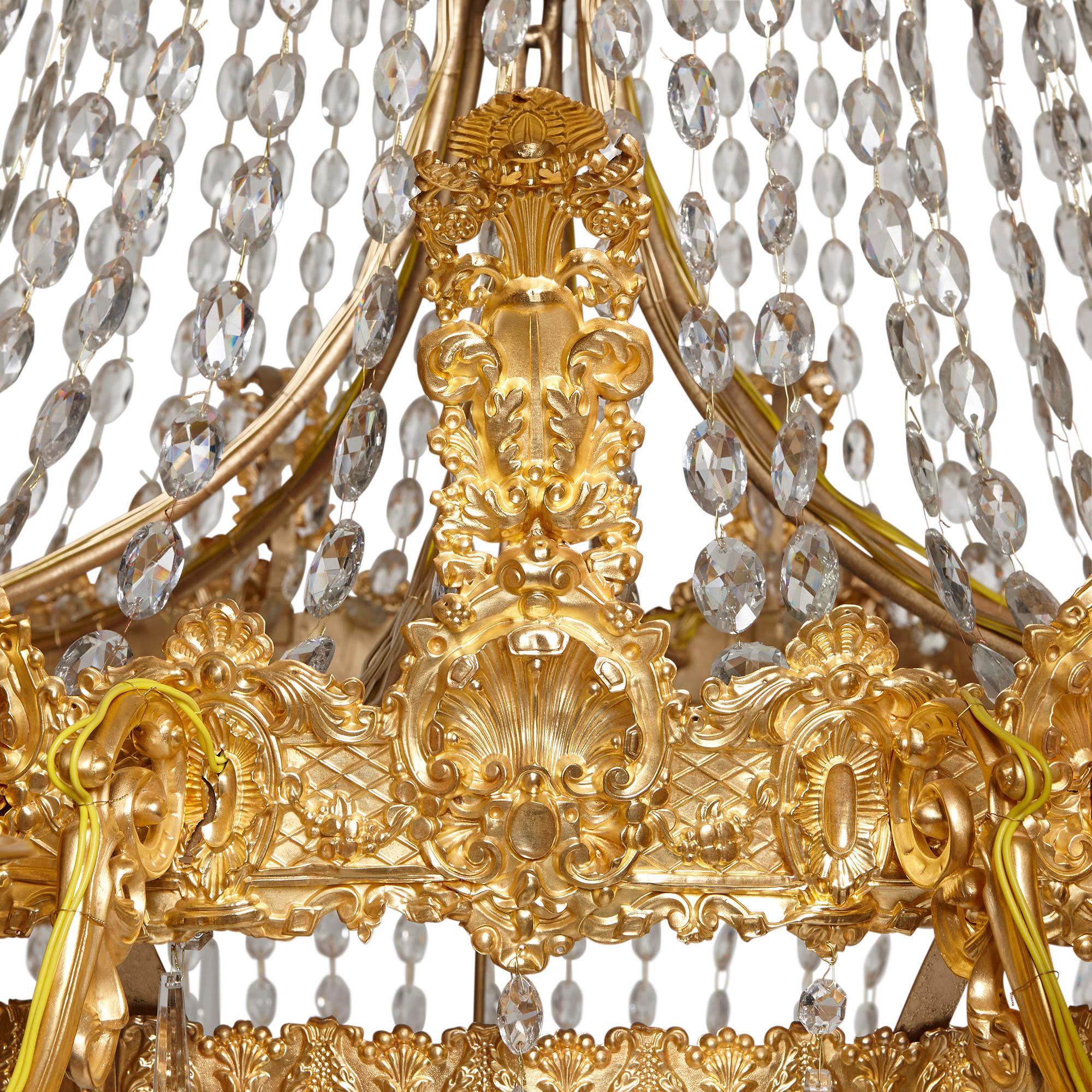 Großer französischer Empire-Stil Glas und vergoldete Bronze 18-Licht-Kronleuchter im Zustand „Gut“ im Angebot in London, GB
