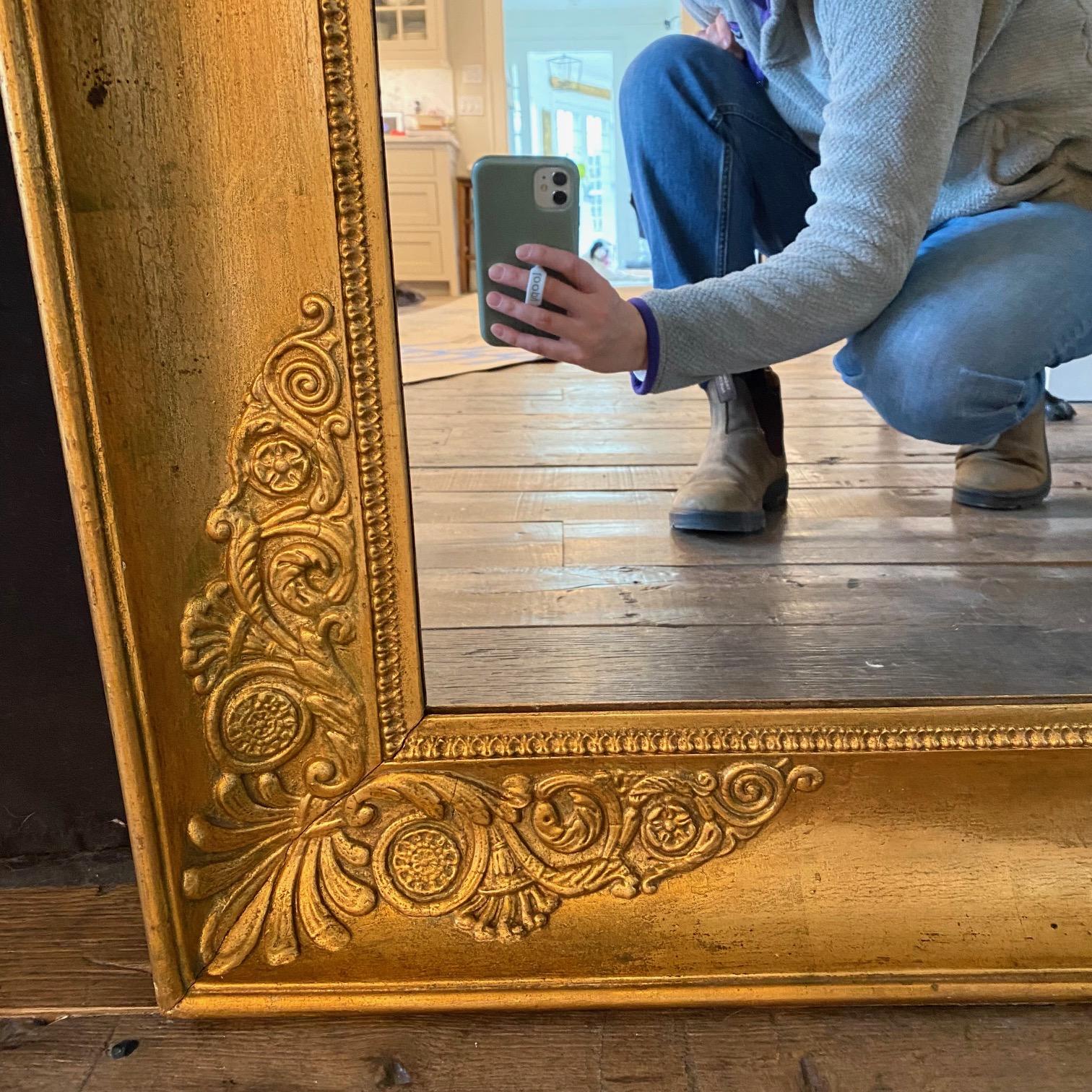 Grand miroir français de style Empire avec finition dorée  en vente 2