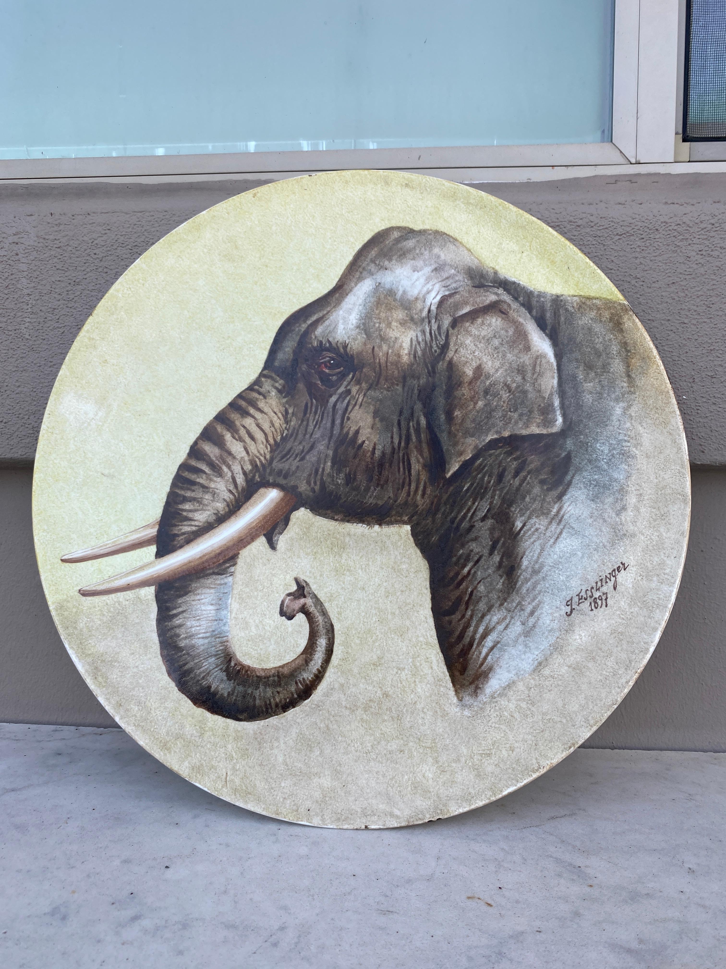 Gran plato de elefante de loza francesa firmado J. Esslinger y fechado en 1897.
Medida: 16 pulgadas de diámetro.