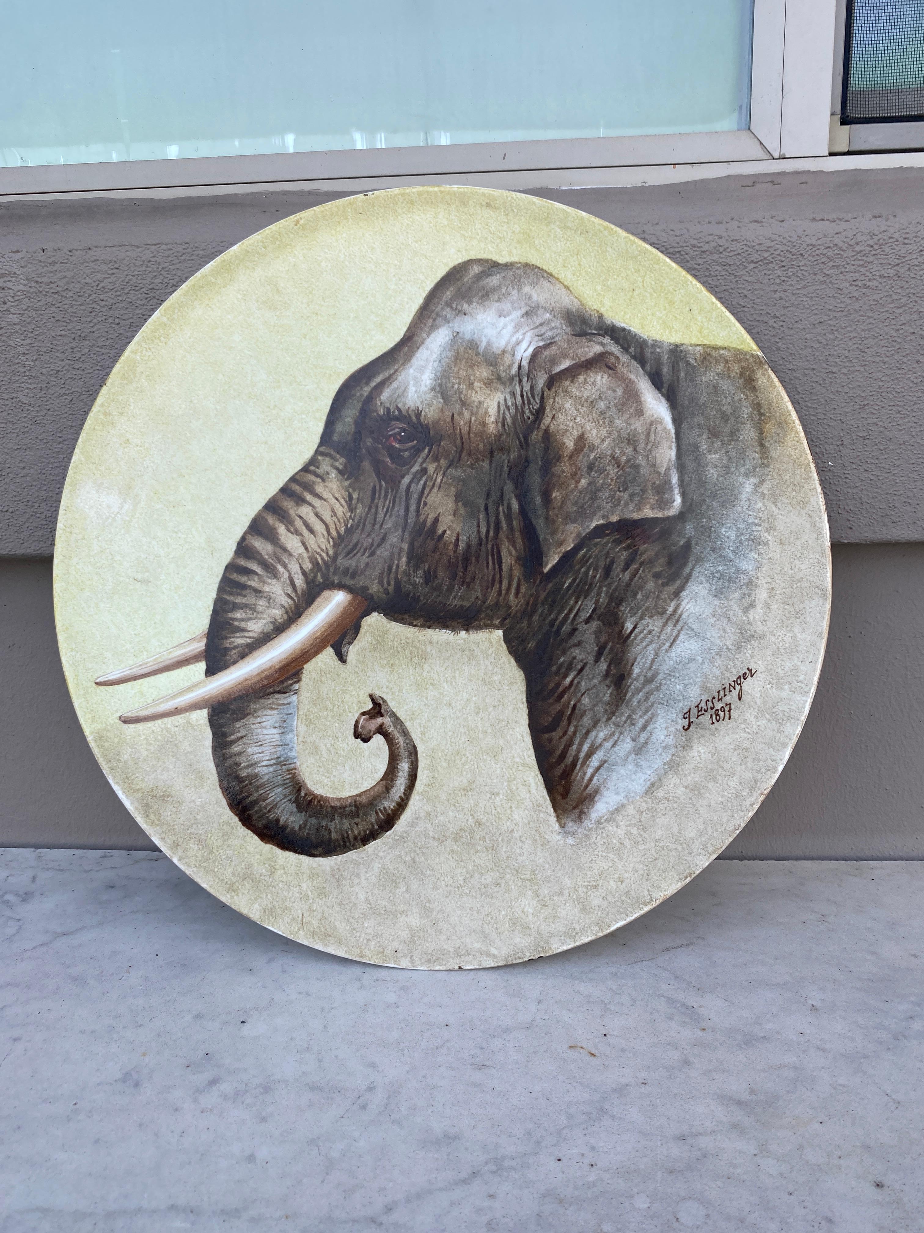 Gran plato de elefante de loza francesa, hacia 1897 Victoriano en venta
