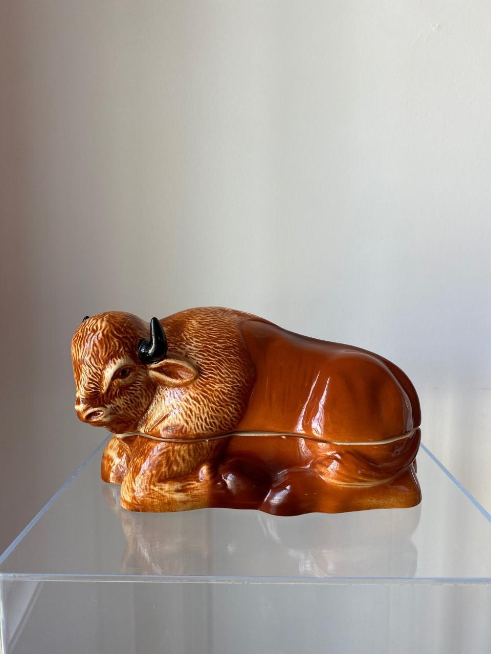 Mid-Century Modern Grande pâtée en faïence figurative en bison Terrine de Michel Caugant en vente