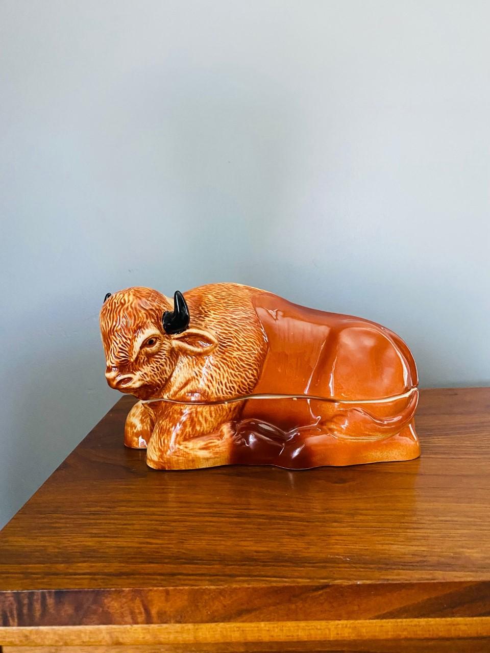 Français Grande pâtée en faïence figurative en bison Terrine de Michel Caugant en vente