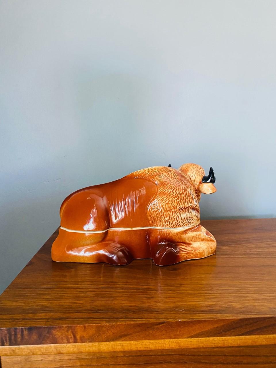 Fait main Grande pâtée en faïence figurative en bison Terrine de Michel Caugant en vente