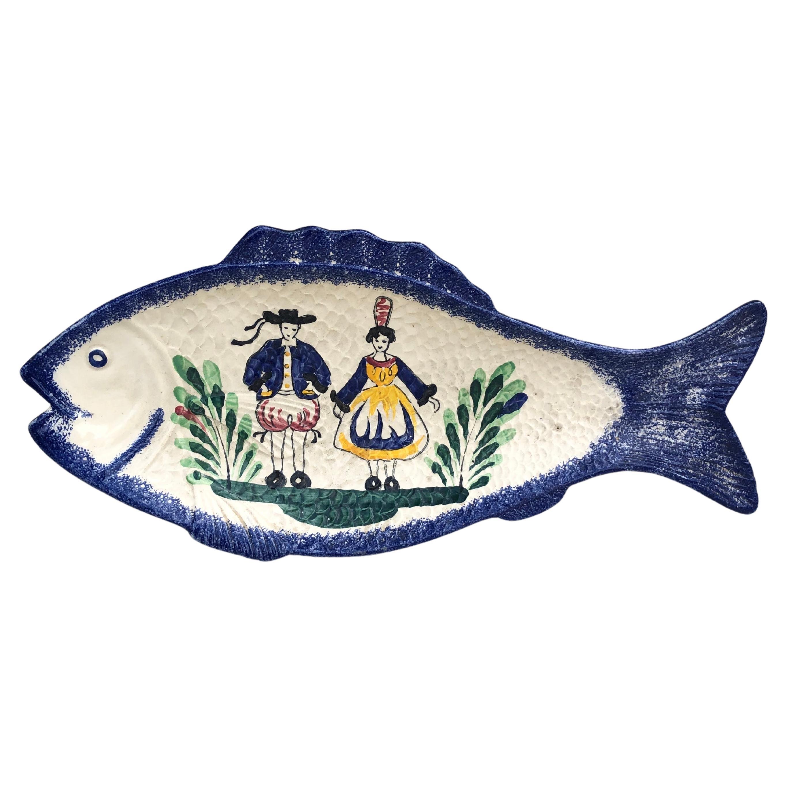 Großer französischer Fayence-Fischteller, um 1950 im Angebot