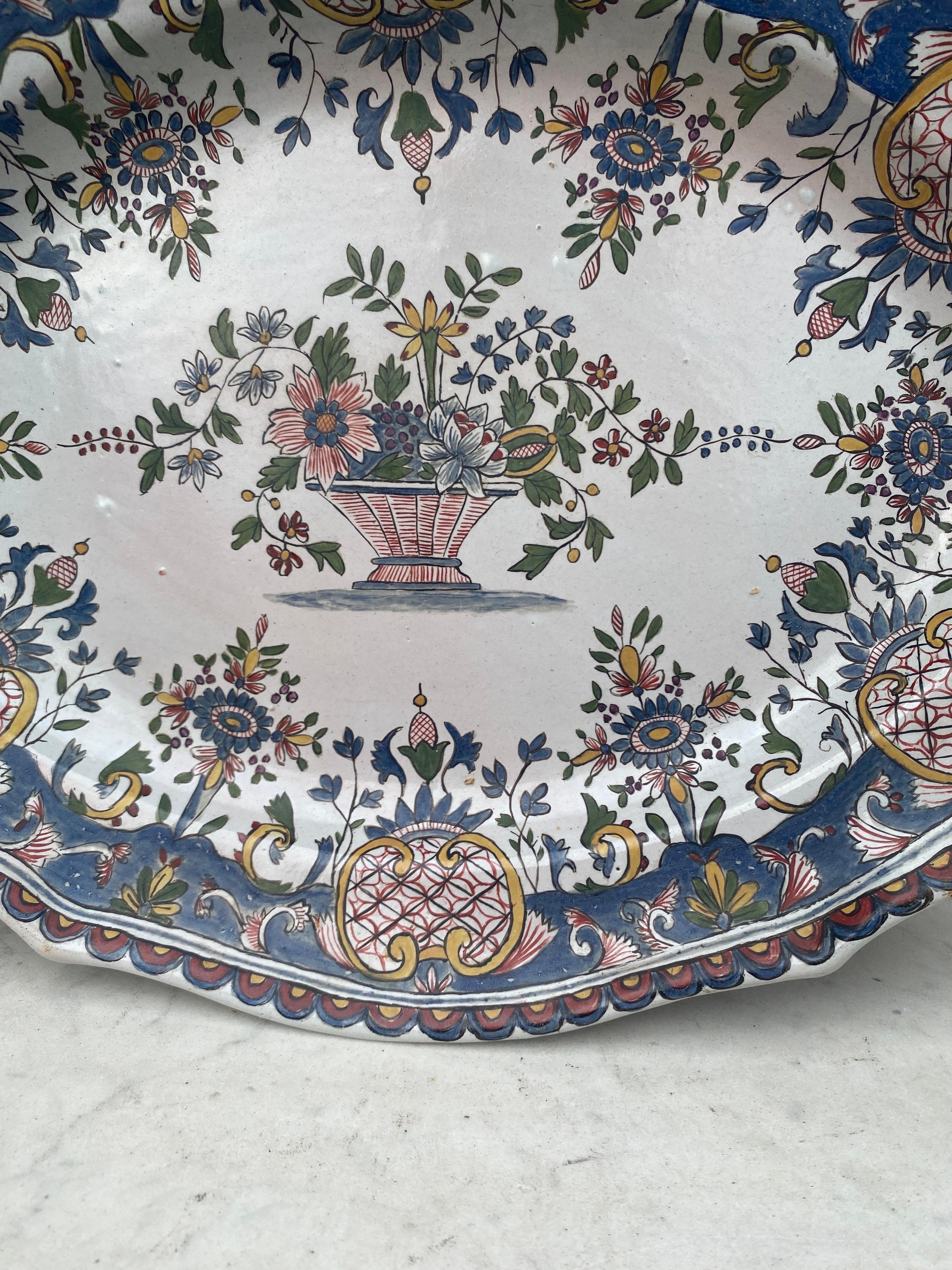 Francese Grande piatto di maiolica francese Circa 1950 in vendita