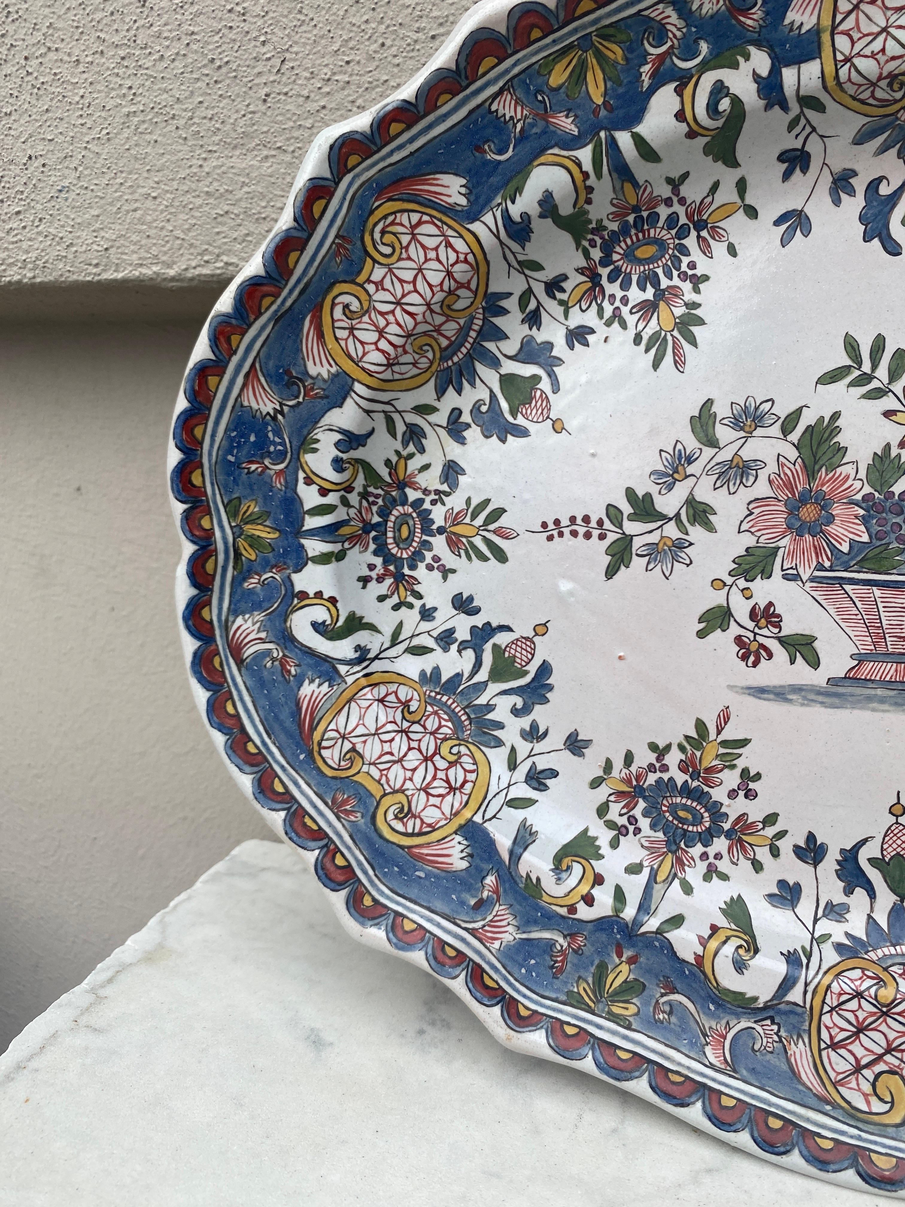 Grande piatto di maiolica francese Circa 1950 In condizioni buone in vendita a Austin, TX