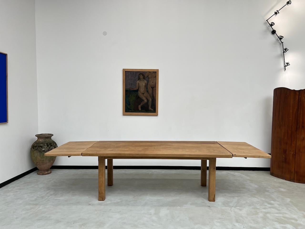 What sensations of robustness and solidity embodied in this solid oak table from the 60s. The result of period craftsmanship, it easily extends from 2.20 meters to 3.30 meters thanks to its two solid oak extensions. . With a single extension, you