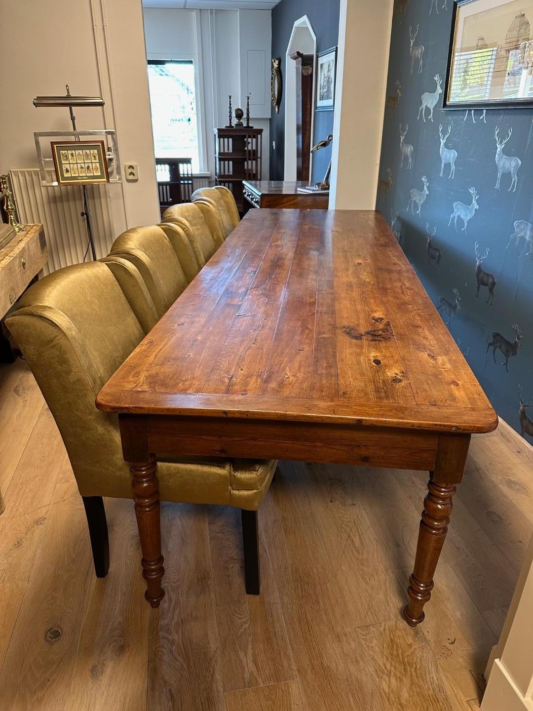 Belle grande table ancienne en bois fruitier français en parfait état. Magnifique couleur chaude et sommet usé par les intempéries. Comme les pieds sont éloignés des coins, il y a beaucoup d'espace entre les pieds en longueur. 4 chaises spacieuses