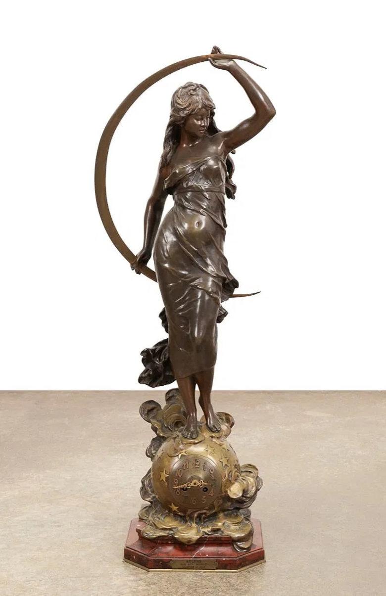 Große antike (Ende des 19. Jahrhunderts) französische figurative Uhr aus der Zeit der griechischen Wiedergeburt, die die Göttin Selene darstellt, nach der Originalskulptur von Auguste Moreau (Franzose, 1834-1917), mit den Maßen 35 x 12 x 8 Zoll. 