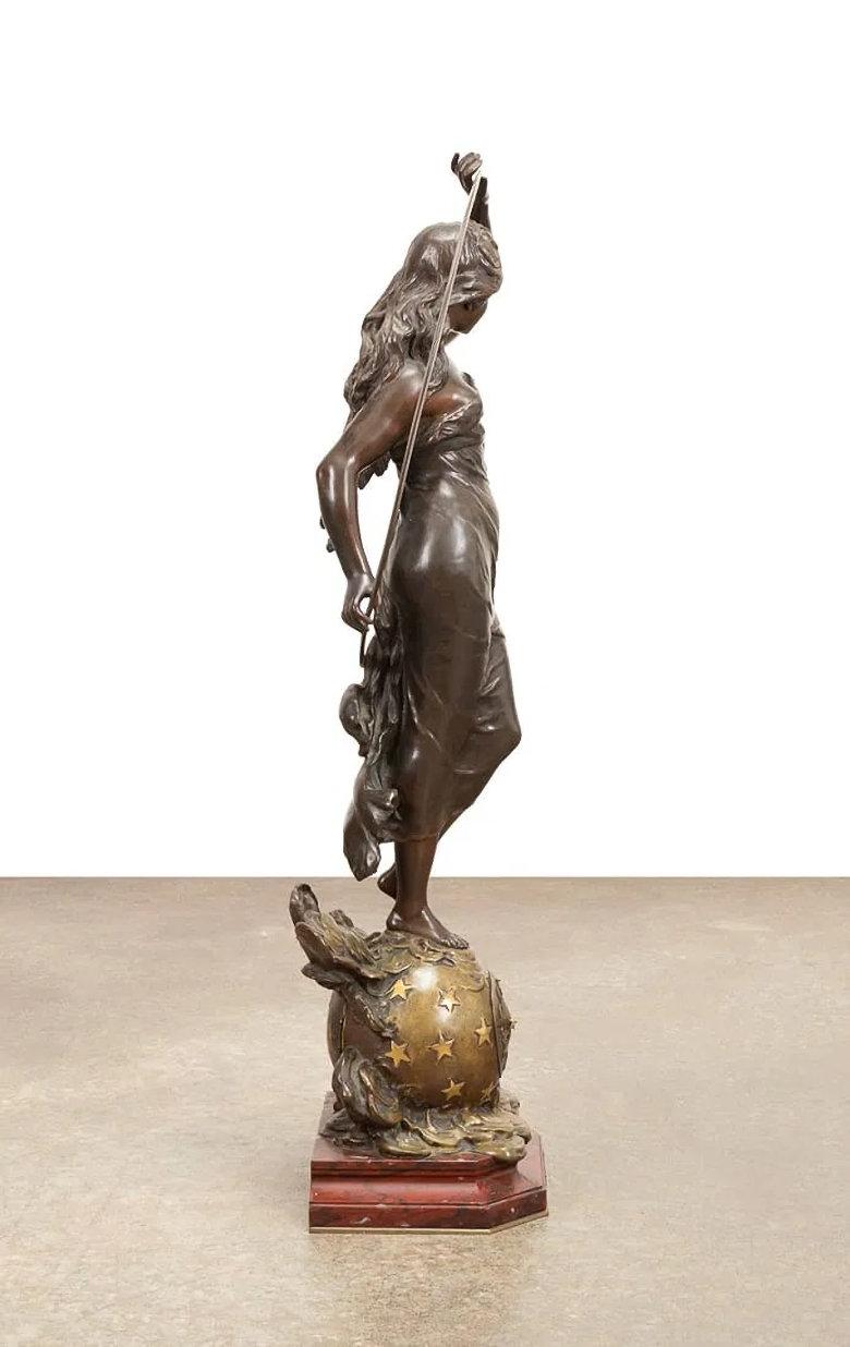 Große französische figurative Bronzeuhr der griechischen Wiedergeburt von Auguste Moreau im Zustand „Gut“ im Angebot in New York, NY