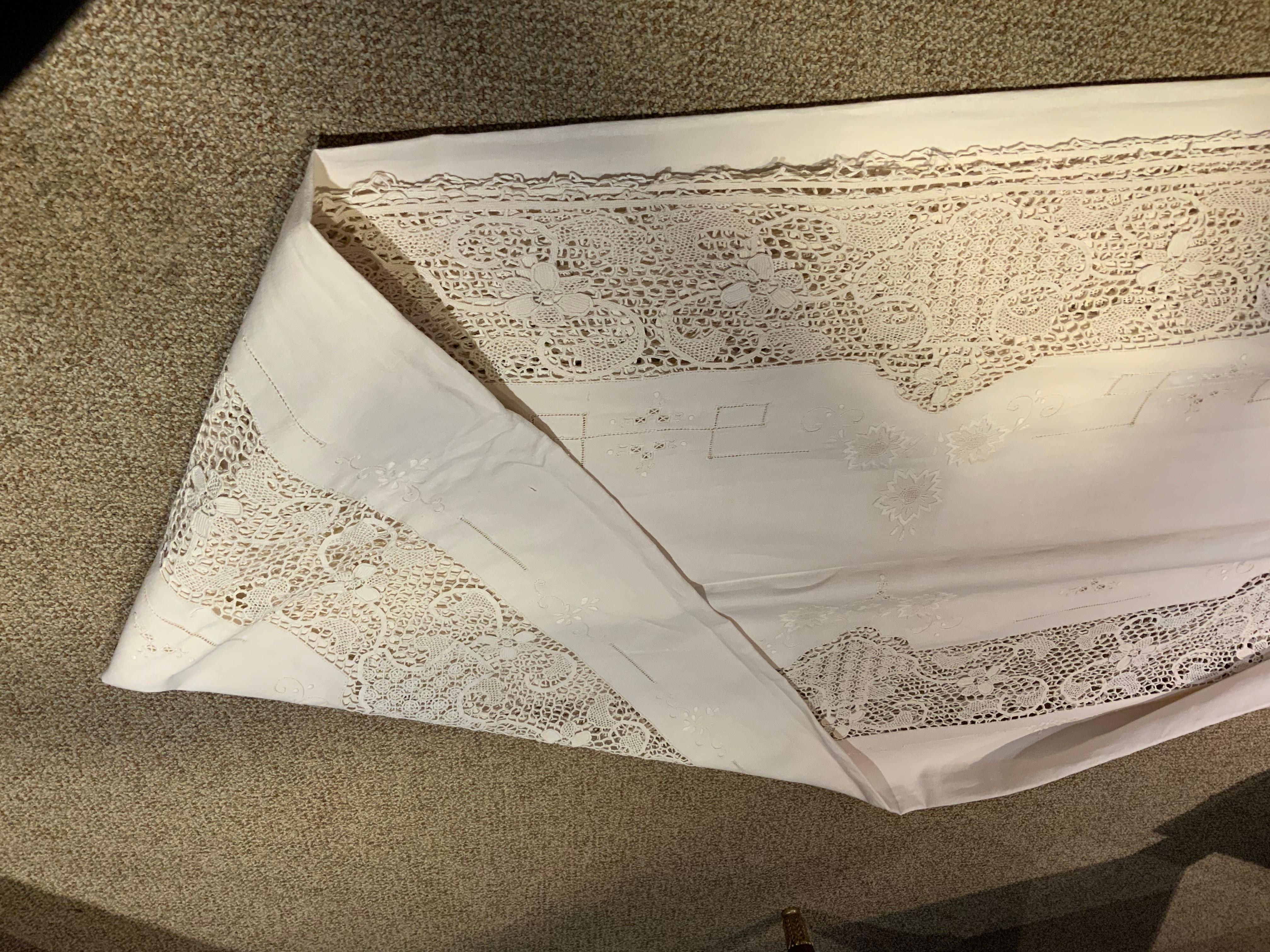 Large French fine linen and lace ivory tablecloth with napkins In Excellent Condition In Houston, TX
