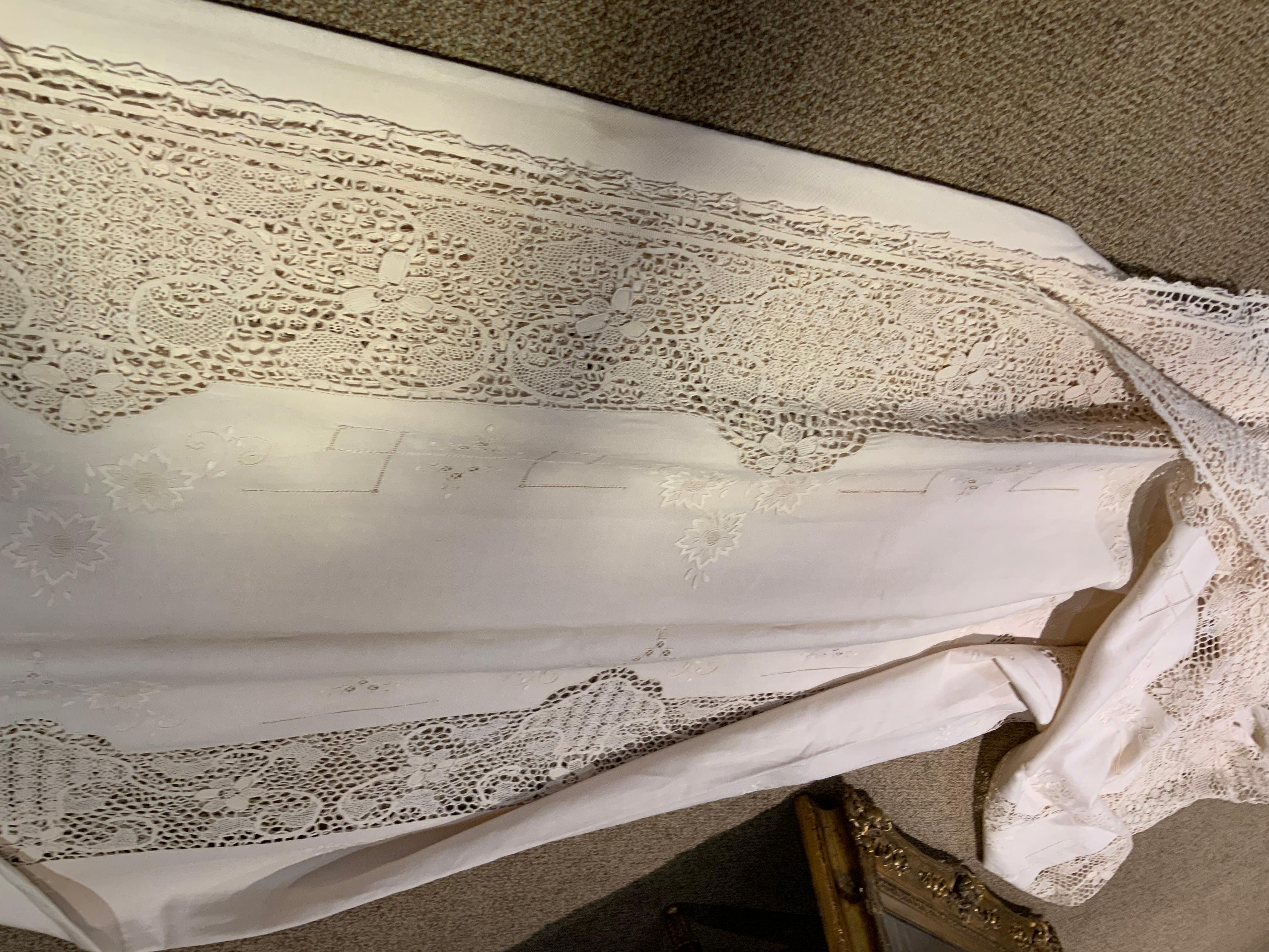 20th Century Large French fine linen and lace ivory tablecloth with napkins