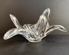 Grande ciotola a conchiglia francese in cristallo floreale di Art Vannes, Francia, anni '1960