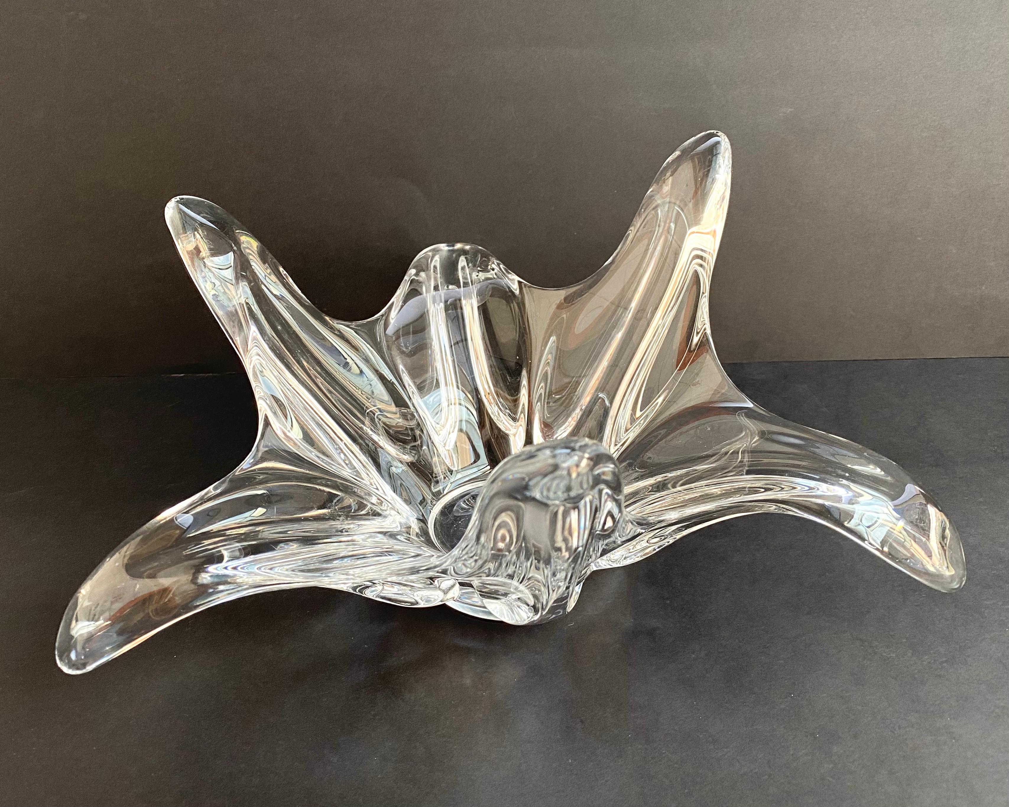 Large French Floral Crystal Glass Shell Bowl by Art Vannes, France, 1960s In Excellent Condition For Sale In Bastogne, BE