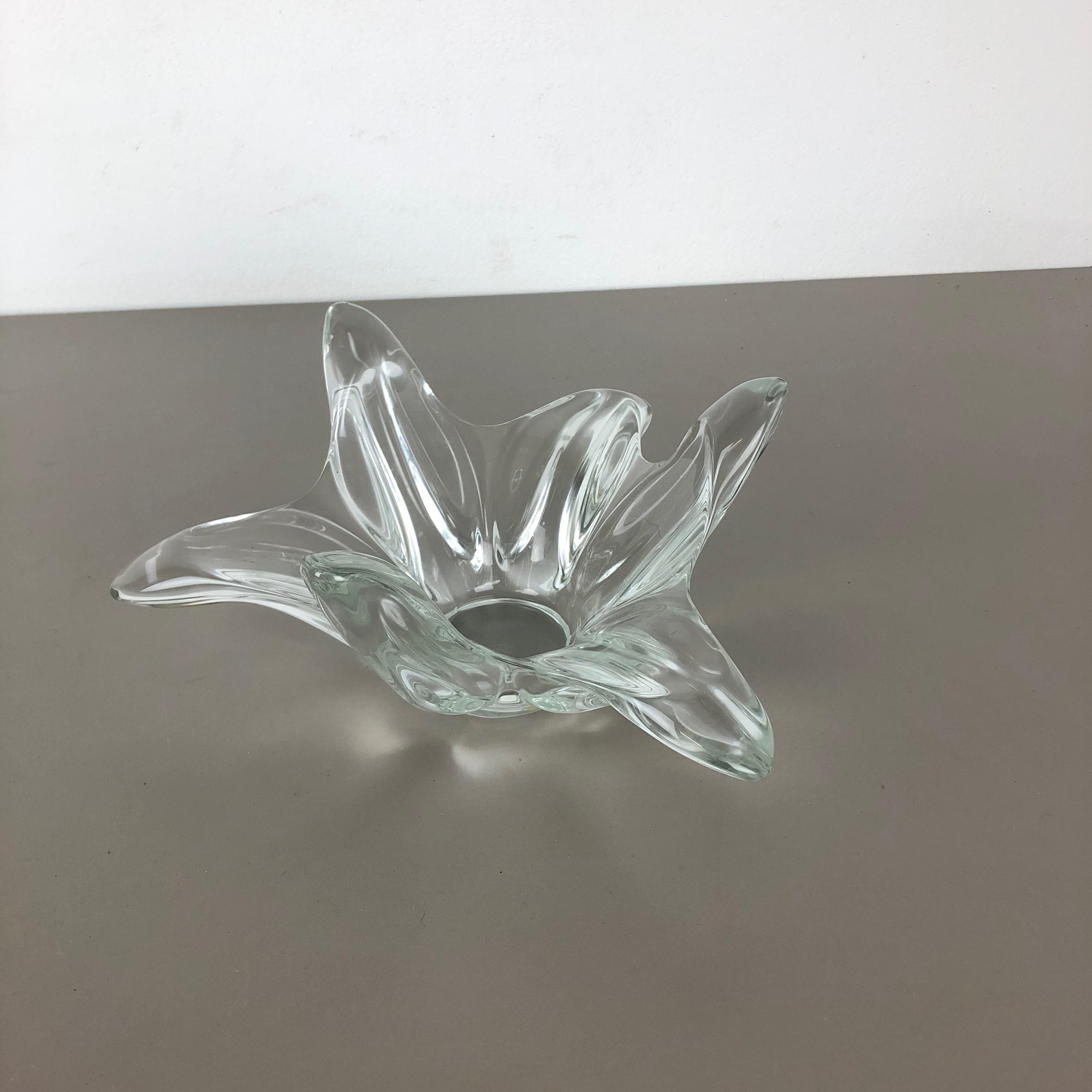 Artikel: Kristallglasschale 



Produzent: ART VANNES FRANCE (markiert)



Alter: 1970er Jahre



Wunderschönes schweres Glaselement, entworfen und hergestellt von ART VANNES in Frankreich in den 1970er Jahren. Diese Glasschale ist eine