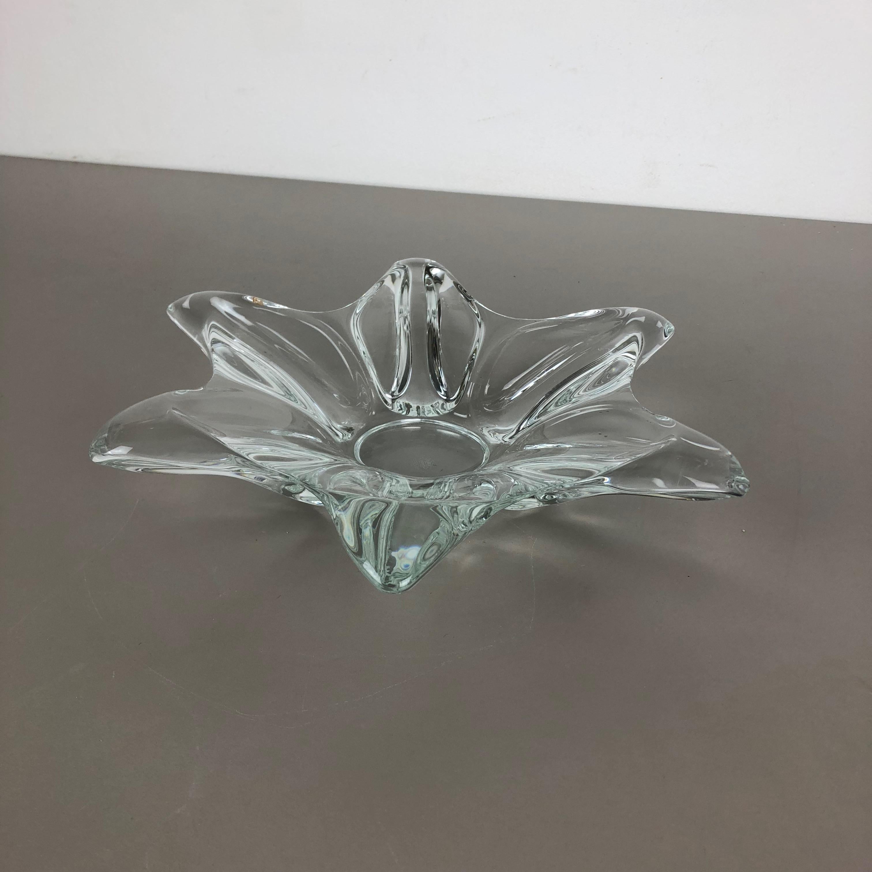 Artikel: Kristallglasschale 



Produzent: ART VANNES FRANCE (markiert)



Alter: 1970er Jahre



 

Wunderschönes schweres Glaselement, das in den 1970er Jahren von Art Vannes in Frankreich entworfen und hergestellt wurde. Diese